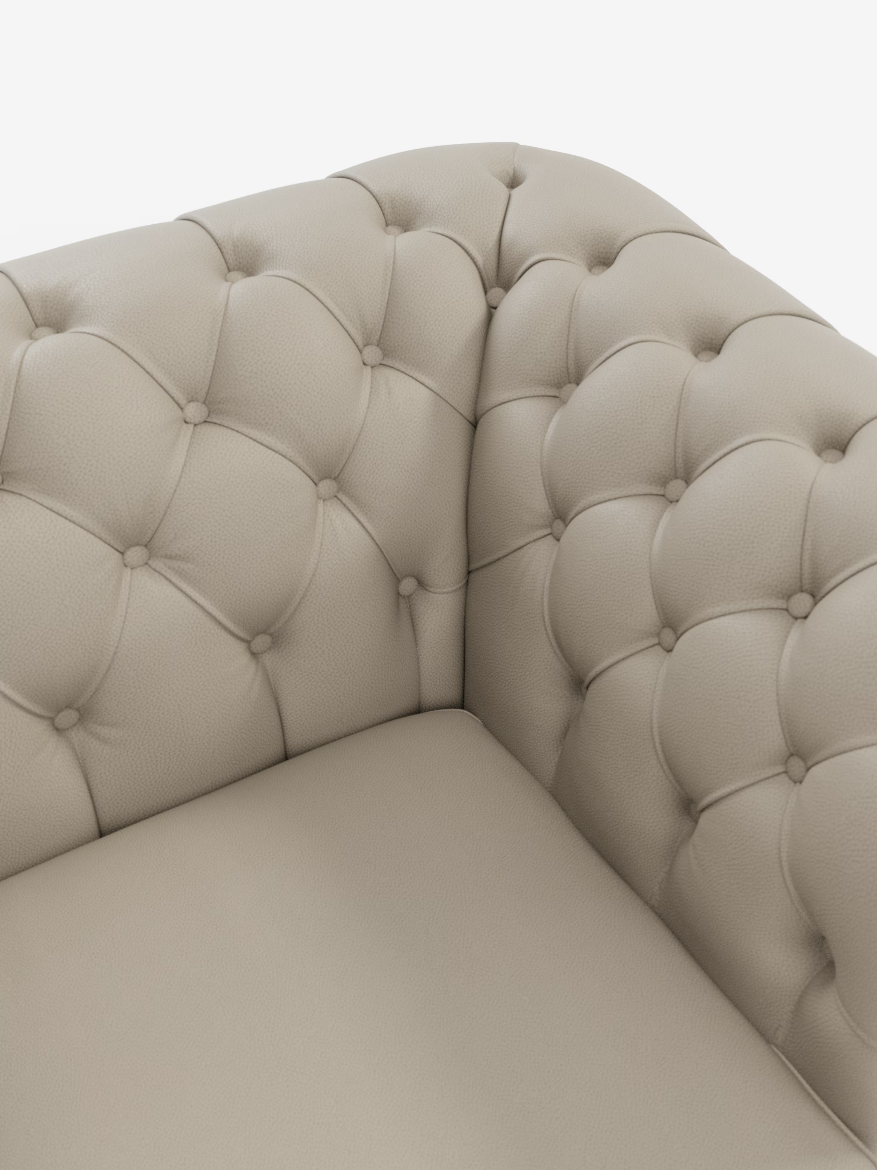 Primo piano dell'angolo del divano Chester 4 Posti 3 sedute in Vera Pelle – Chesterfield Capitonné Artigianale di Divani.Modello realizzato in vera pelle italiana, caratterizzato da eleganti dettagli capitonné e da un rivestimento testurizzato sullo schienale e sui fianchi, con morbida imbottitura della seduta che richiama lo stile intramontabile di un classico divano Chesterfield.