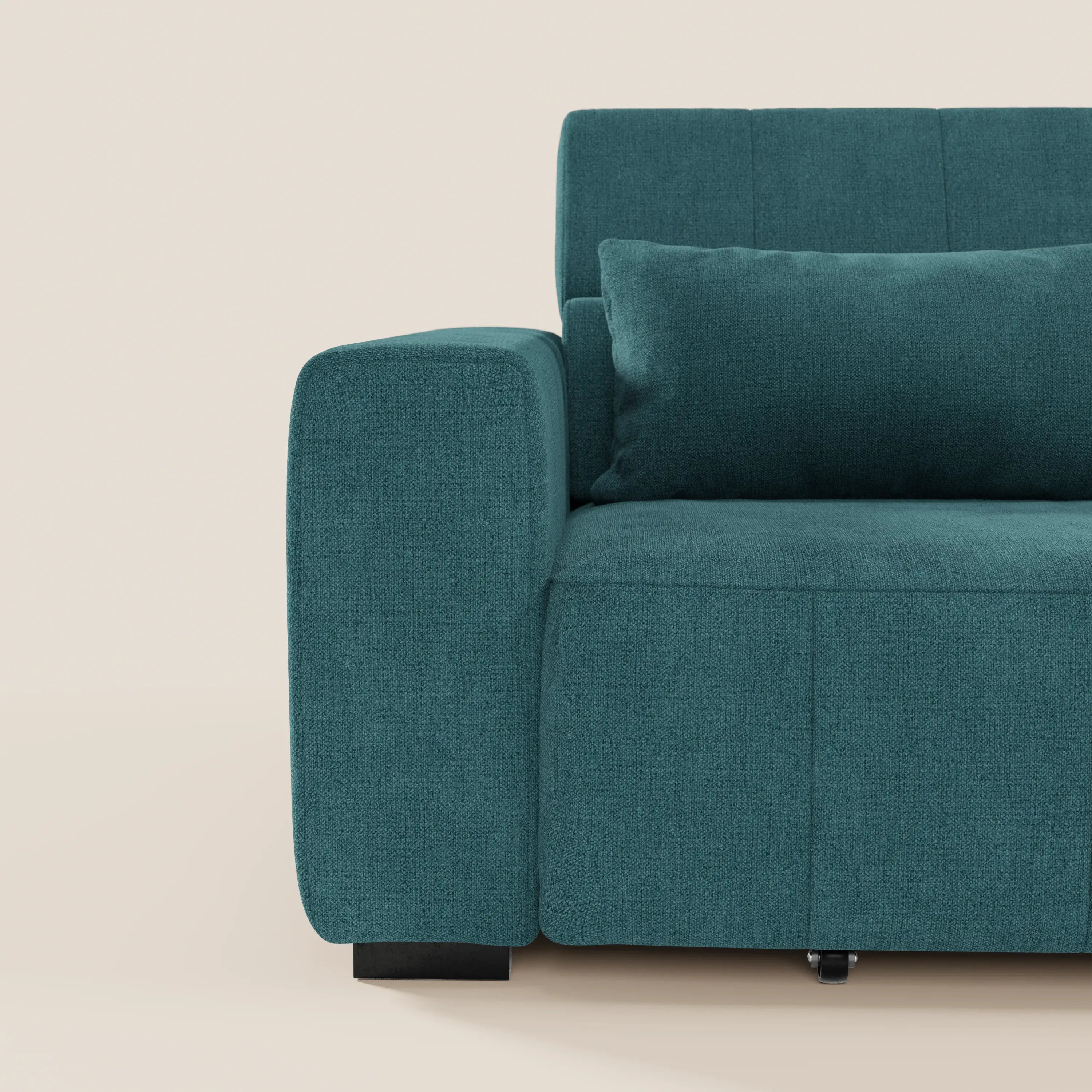 Primo piano del lato sinistro del divano Doric 3 posti di Divani.Store in colore verde acqua, con cuscino rettangolare abbinato. Le caratteristiche includono ampi braccioli, cuciture a vista, gambe corte e scure e sedili regolabili con relax elettrico su uno sfondo bianco sporco.