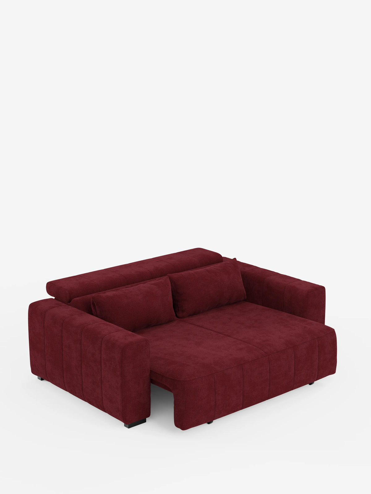 Un divano a 3 posti in stile dorico contemporaneo color bordeaux di Divani.Store, realizzato in tessuto T23 resistente alle macchie, con ampi braccioli, sedute estensibili elettronicamente per una configurazione simile a un letto, poggiatesta reclinabili e due cuscini dello schienale coordinati, presentato su uno sfondo bianco a tinta unita.