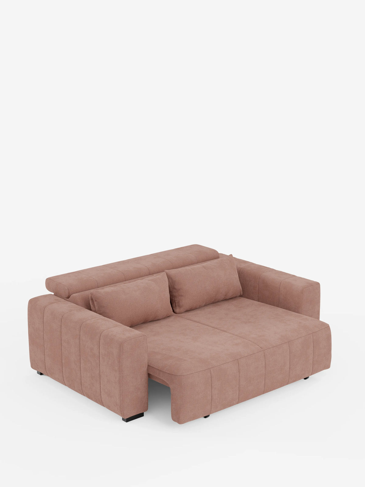 Un divano a 3 posti in stile dorico contemporaneo di Divani.Store, rivestito in tessuto T23 marrone chiaro antimacchia, caratterizzato da ampi braccioli e due cuscini dello schienale coordinati. Le sedute allungabili del divano si estendono grazie alla funzione relax elettrica, rivelando la sua funzione letto con poggiatesta reclinabili. Poggia su gambe corte nere su uno sfondo bianco a tinta unita.