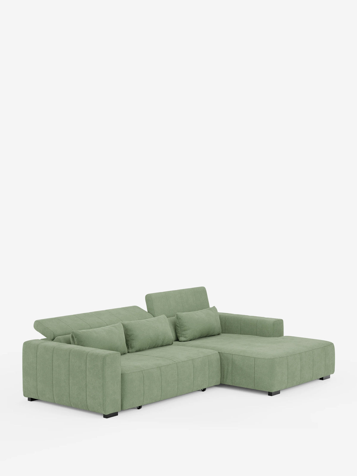 Il “Doric Divano angolare con penisola e sedute allungabili con relax elettrico” di Divani.Store è un moderno divano componibile verde chiaro dotato di poggiatesta regolabili e reclinabili e braccioli bassi. Rivestito in tessuto T23 facile da pulire, presenta morbidi cuscini trapuntati, due cuscini di sostegno per lo schienale e una chaise longue che si estende verso destra. Il design contemporaneo poggia su gambe corte nere ed è raffigurato su uno sfondo bianco a tinta unita.