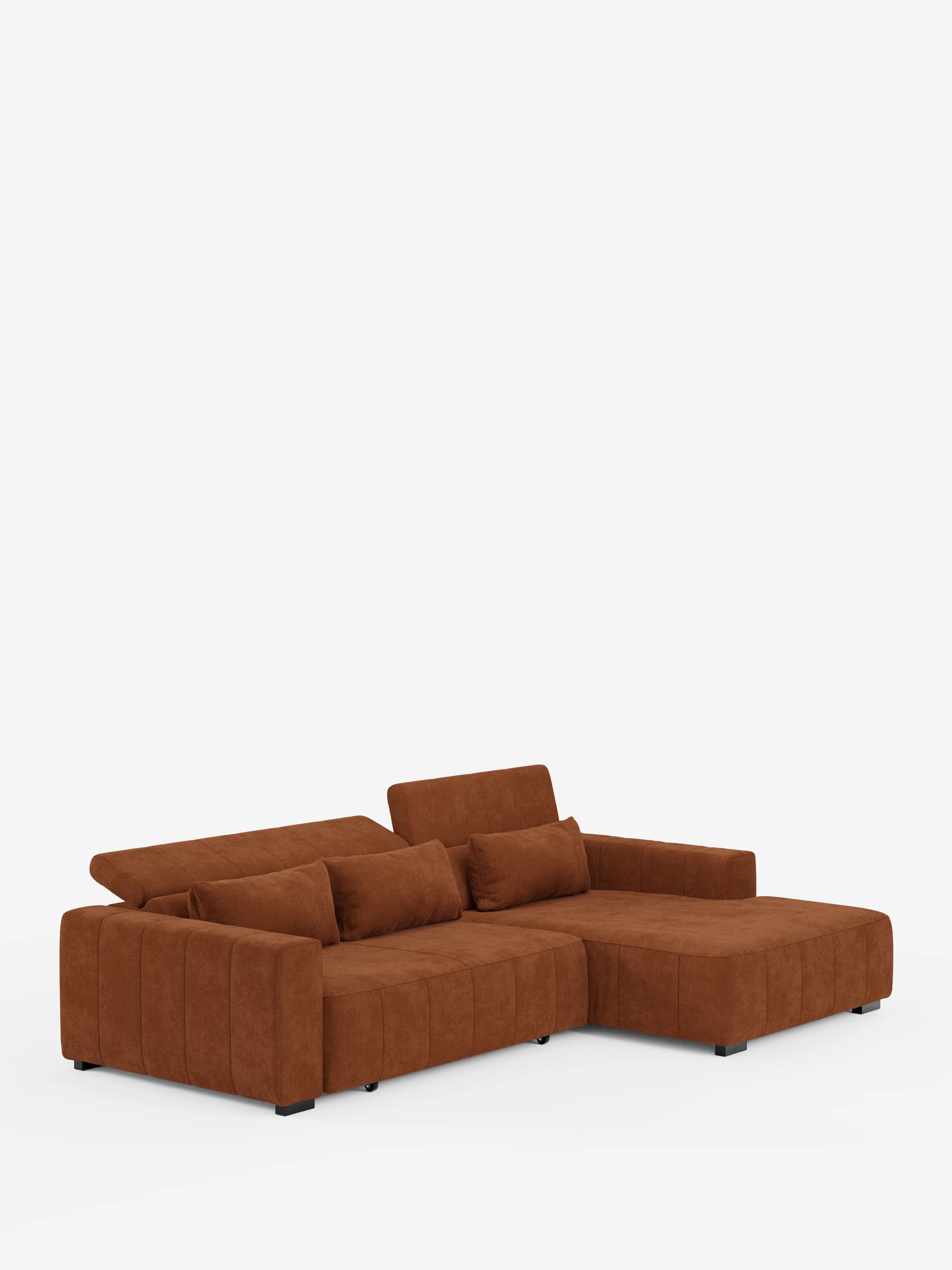 Un divano angolare contemporaneo in stile dorico con penisola di Divani.Modello rivestito in tessuto marrone T23 antimacchia, dotato di chaise longue sul lato destro, tre cuscini coordinati, braccioli bassi, poggiatesta regolabili, sedute estensibili elettricamente per un maggiore relax e un design elegante e minimalista con cuciture trapuntate, il tutto su uno sfondo bianco a tinta unita.