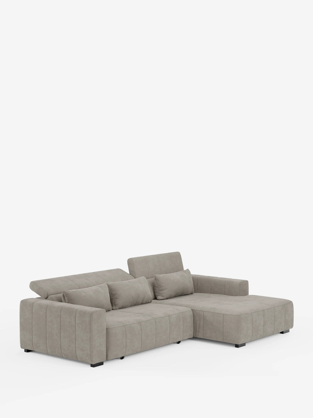 Il “Doric Divano angolare con penisola e sedute allungabili con relax elettrico” di Divani.Store è un divano componibile a forma di L di colore grigio chiaro, rivestito in tessuto T23 antimacchia. Caratterizzato da sedute trapuntate, sedute allungabili elettricamente per un maggiore relax e poggiatesta reclinabili, questo moderno divano presenta un profilo basso e piedini neri corti. La penisola — denominata «divano con penisola» — è posizionata sul lato destro su uno sfondo bianco a tinta unita.
