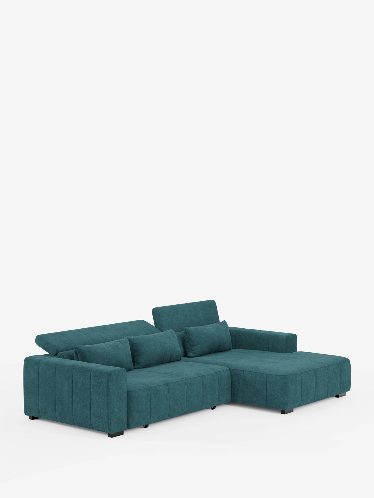 Divano angolare Doric di Divani.Store, dotato di chaise longue sul lato destro (penisola), poggiatesta reclinabili e sedute allungabili con funzione relax elettrica. Questo divano moderno, rivestito in tessuto T23 antimacchia, poggia su gambe basse nere che risaltano su uno sfondo bianco a tinta unita. I dettagli trapuntati a canalini e i morbidi cuscini conferiscono eleganza e comfort contemporaneo, rendendolo perfetto per ambienti di vita alla moda.