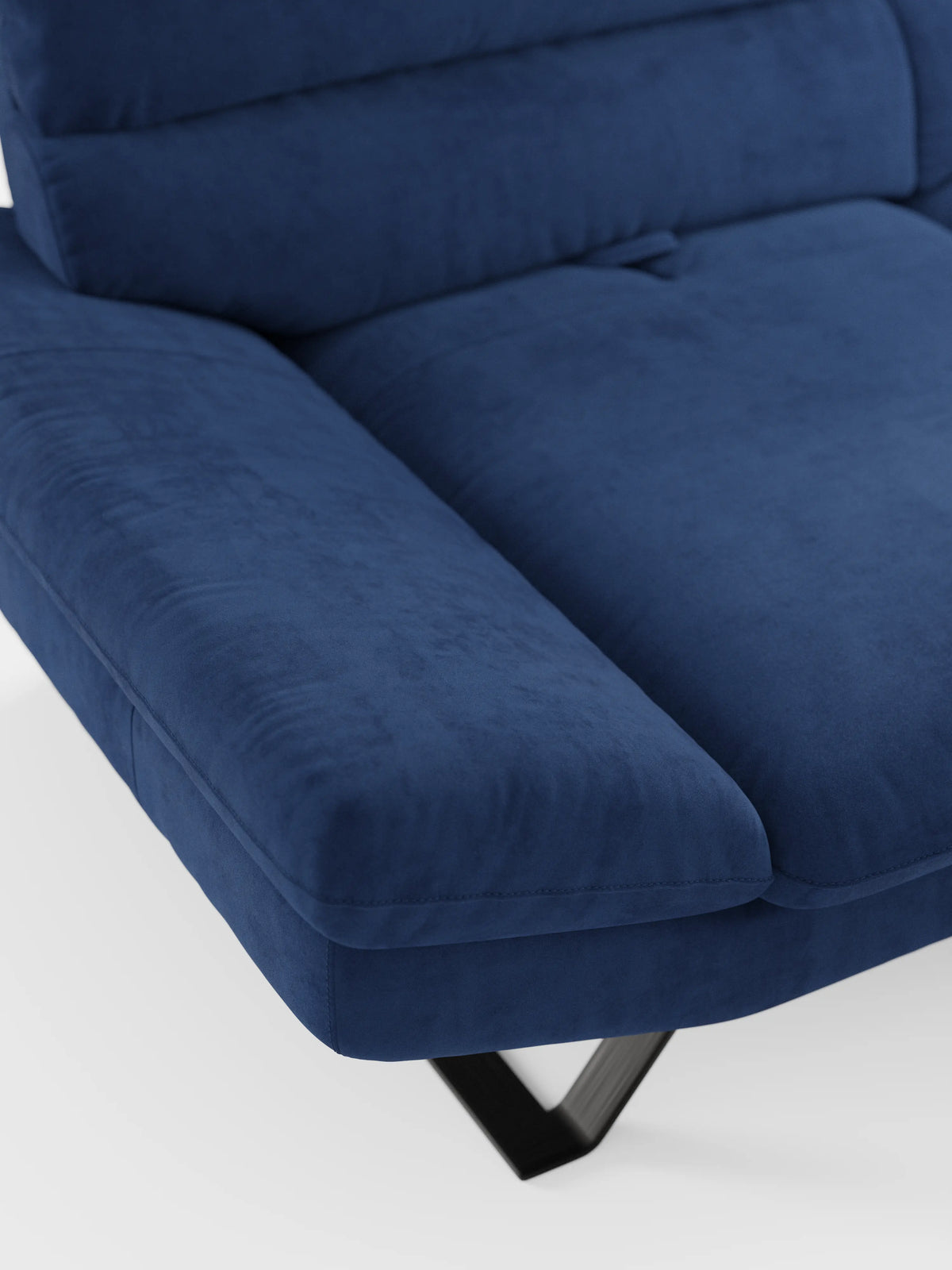 Un primo piano del divano Eclipse dal design moderno a 2 e 3 posti di Divani.Store, rivestito in elegante microfibra T11 resistente alle macchie. Questo divano contemporaneo presenta ampi braccioli imbottiti, sedute morbide con schienali traslanti e gambe alte in metallo nero. Sullo sfondo bianco, l’immagine mette in risalto la trama del divano e il suo stile moderno.