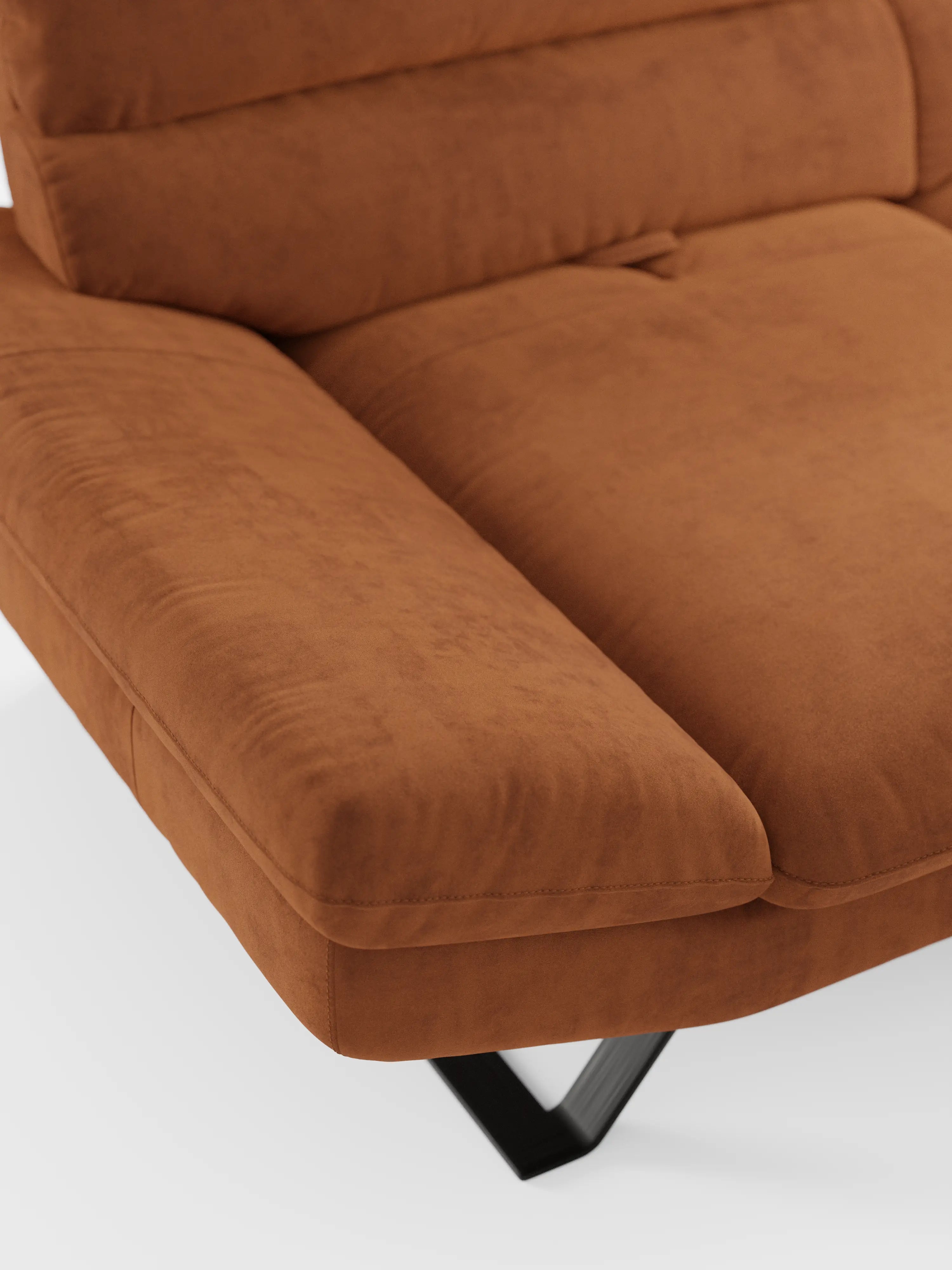 Primo piano del divano Eclipse dal design moderno a 2 e 3 posti di Divani.Store, rivestito in elegante microfibra T11 resistente alle macchie. Questo divano contemporaneo color marrone presenta sedute e schienali imbottiti e morbidi con schienali traslanti per un comfort personalizzabile, completati da eleganti gambe alte in metallo nero. Su uno sfondo bianco, il suo design moderno e la morbida trama risaltano in modo particolare.