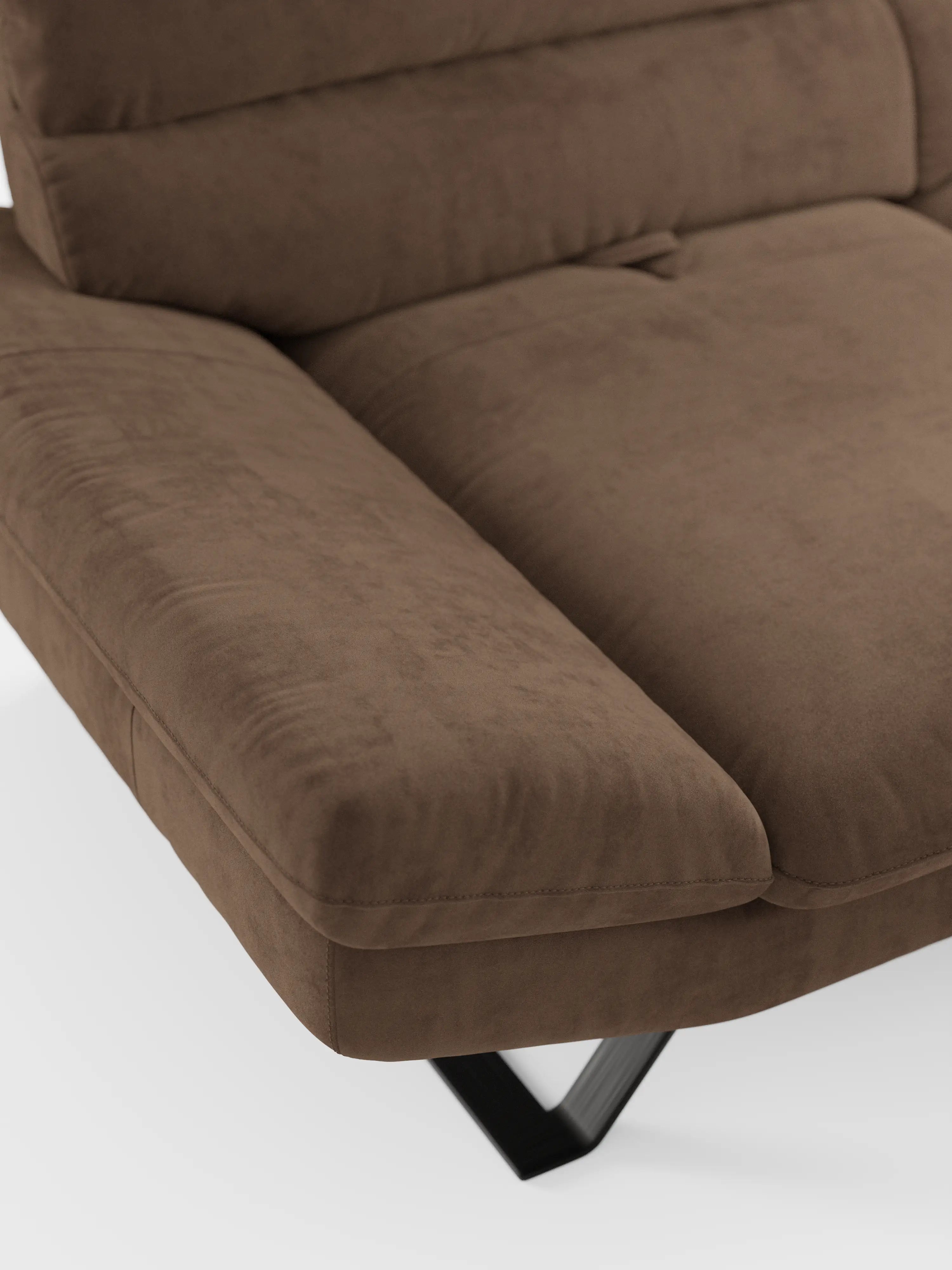 Un primo piano del divano Eclipse dal design moderno a 2 e 3 posti di Divani.Store mette in risalto i morbidi cuscini, l’ampio bracciolo e una parte dei suoi caratteristici piedini alti a forma di V in metallo. Su uno sfondo bianco, l’immagine mette in risalto la trama della microfibra smacchiabile T11 ed esalta le linee moderne e minimaliste di questo elegante complemento d’arredo.