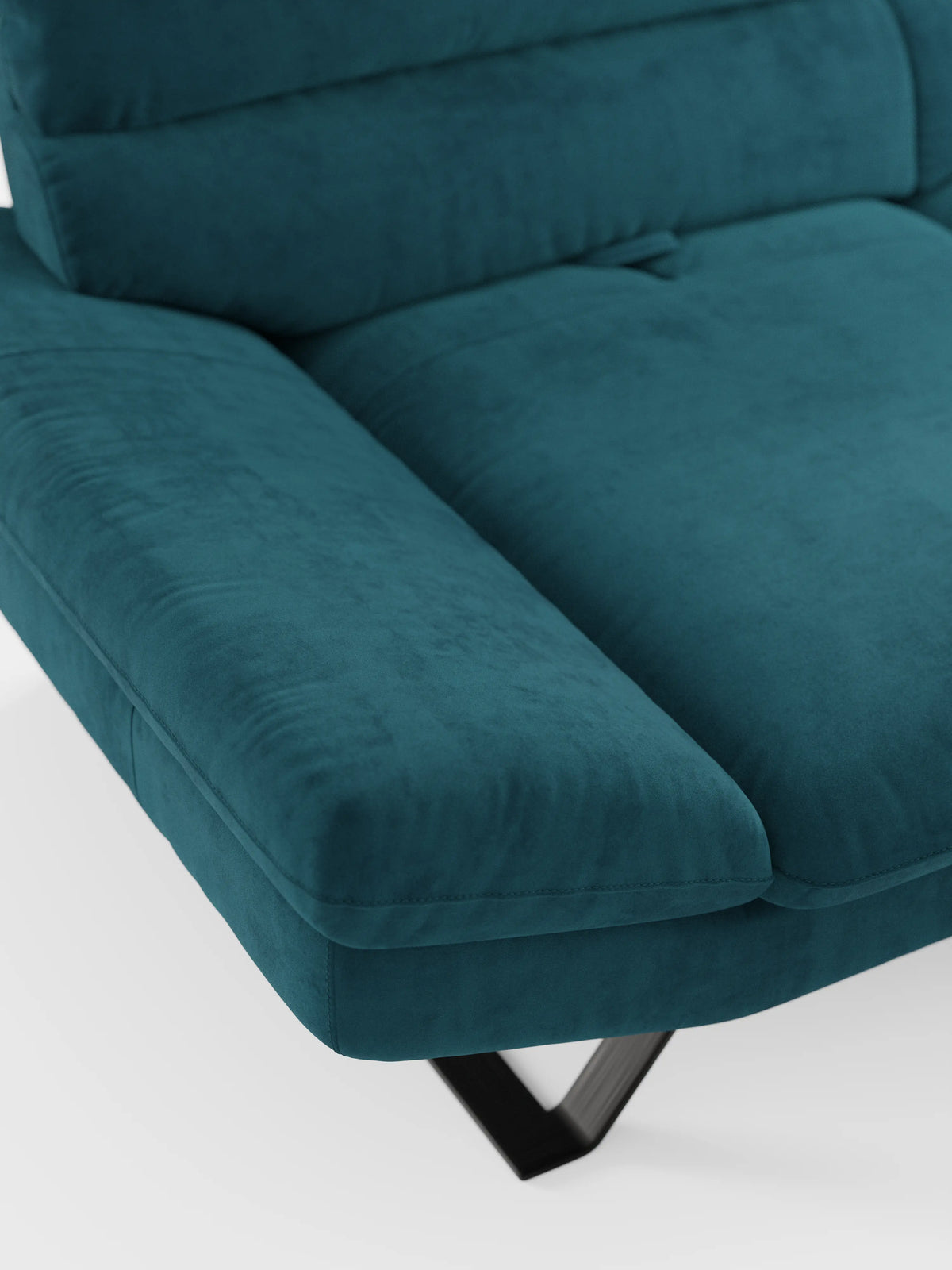 Un primo piano del divano Eclipse dal design moderno a 2 e 3 posti di Divani.Store, rivestito in elegante microfibra T11 resistente alle macchie, color verde acqua. Il divano presenta cuscini ampi e morbidi e gambe alte in metallo nero, che risaltano sullo sfondo bianco. Il rivestimento morbido e dalla trama delicata sottolinea il comfort accogliente e il design contemporaneo del divano.