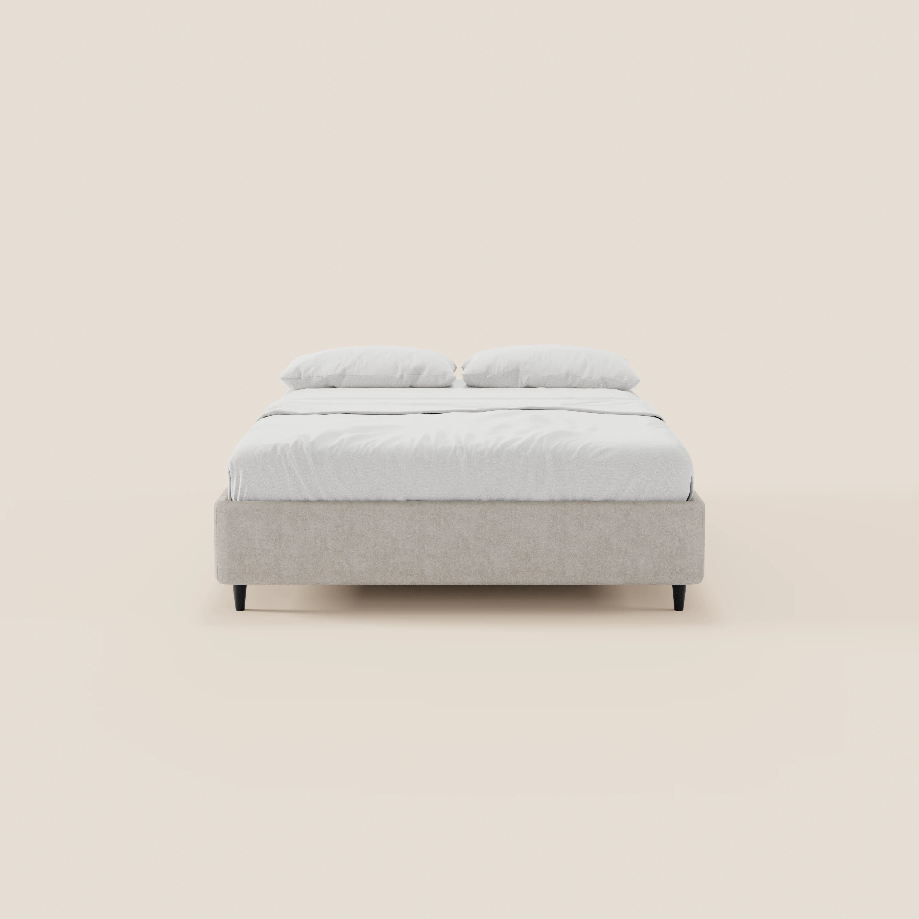 Il letto sommier imbottito ERON di Letti.store è caratterizzato da un tessuto impermeabile beige certificato Oeko-Tex, una testiera dal profilo basso, biancheria da letto e cuscini bianchi, gambe nere e un design moderno e minimalista; è raffigurato di fronte su uno sfondo beige chiaro.