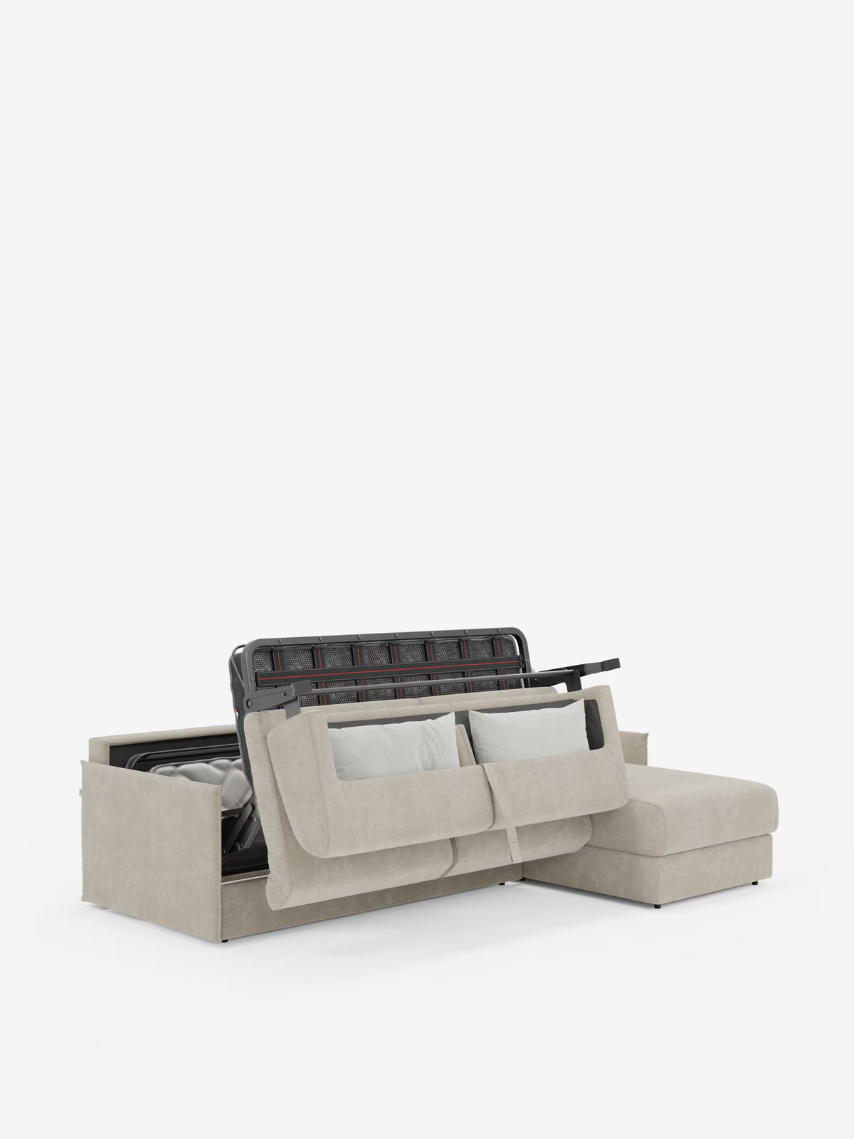 Un divano letto angolare beige Evans con penisola contenitore di Divani.Store è raffigurato con una sezione sollevata per mostrare il suo vano contenitore nascosto. Due cuscini grigio chiaro poggiano contro lo schienale del divano compatto e facile da pulire, rivestito in tessuto T23, mentre il pratico vano contenitore della chaise longue rimane chiuso. Lo sfondo è bianco a tinta unita.