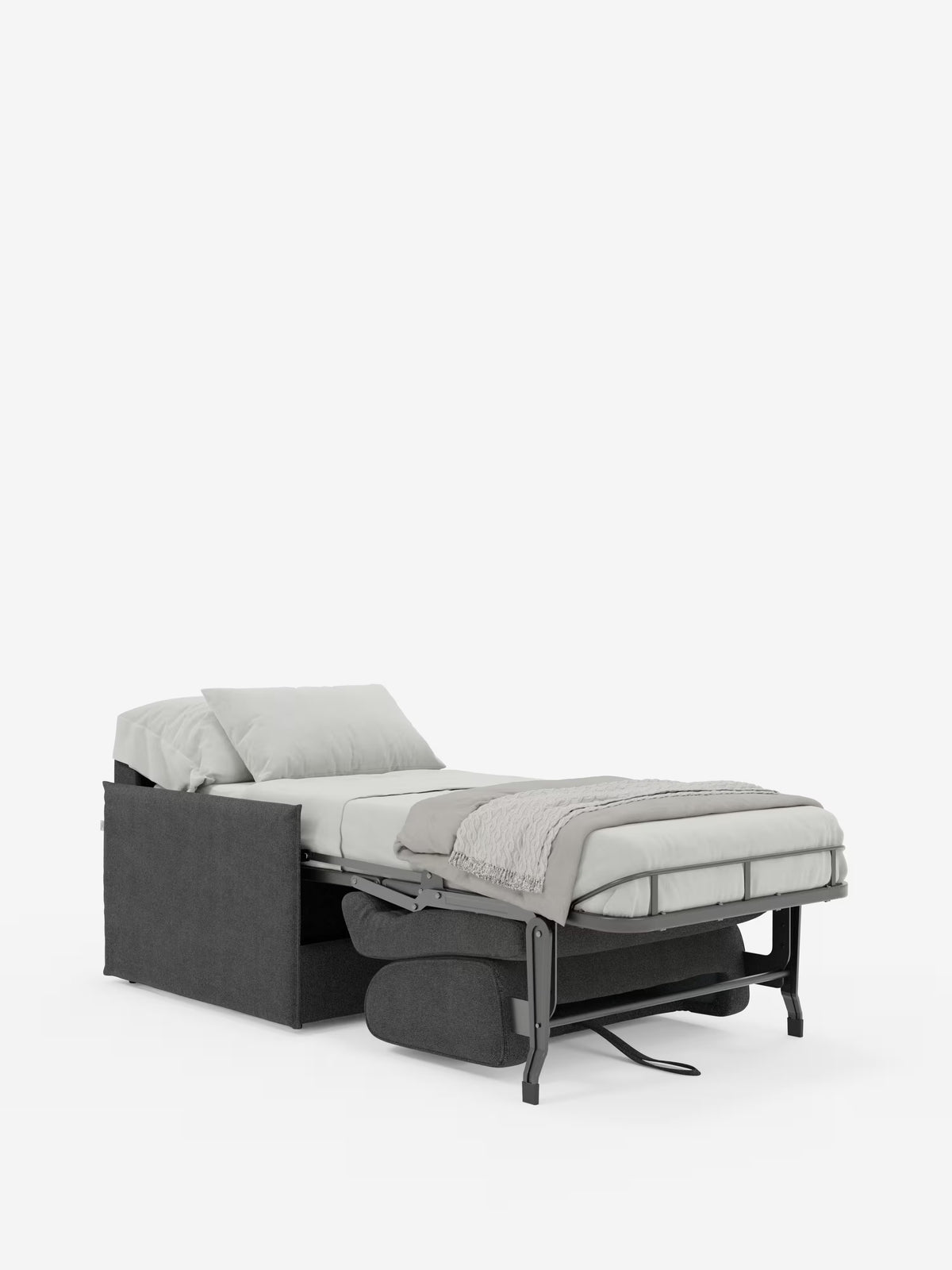 La poltrona letto compatta Evans con materasso di Divani.Store è qui presentata in grigio, rivestita con tessuto T23 antimacchia. Una volta trasformata in letto singolo (materasso 70 x 197 cm), questa poltrona letto compatta è dotata di biancheria da letto leggera, due cuscini e una morbida coperta beige. La struttura in metallo nero e i meccanismi di sostegno sono visibili sotto il materasso. Su uno sfondo bianco a tinta unita, questa poltrona letto salvaspazio offre una soluzione elegante e funzionale