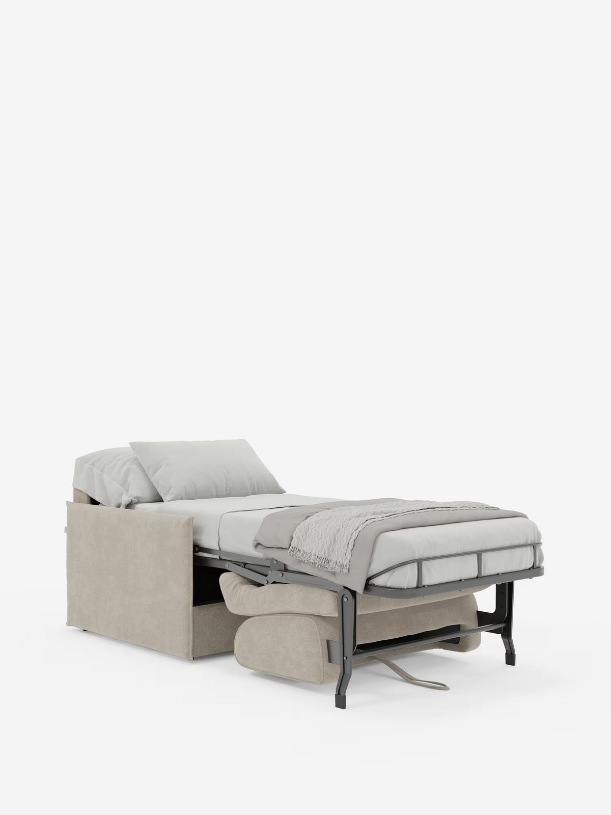 La poltrona letto compatta Evans con materasso di Divani.Store è una poltrona imbottita color beige che si trasforma facilmente in un comodo letto singolo, ideale per gli spazi ridotti. Il materasso si estende in avanti ed è sostenuto da eleganti gambe in metallo nero. Per un maggiore comfort e sostegno, la biancheria da letto comprende un lenzuolo con angoli grigio chiaro, un cuscino e una coperta in maglia piegata ai piedi del materasso ortopedico. Il rivestimento sfoderabile in tessuto T23 antimacchia