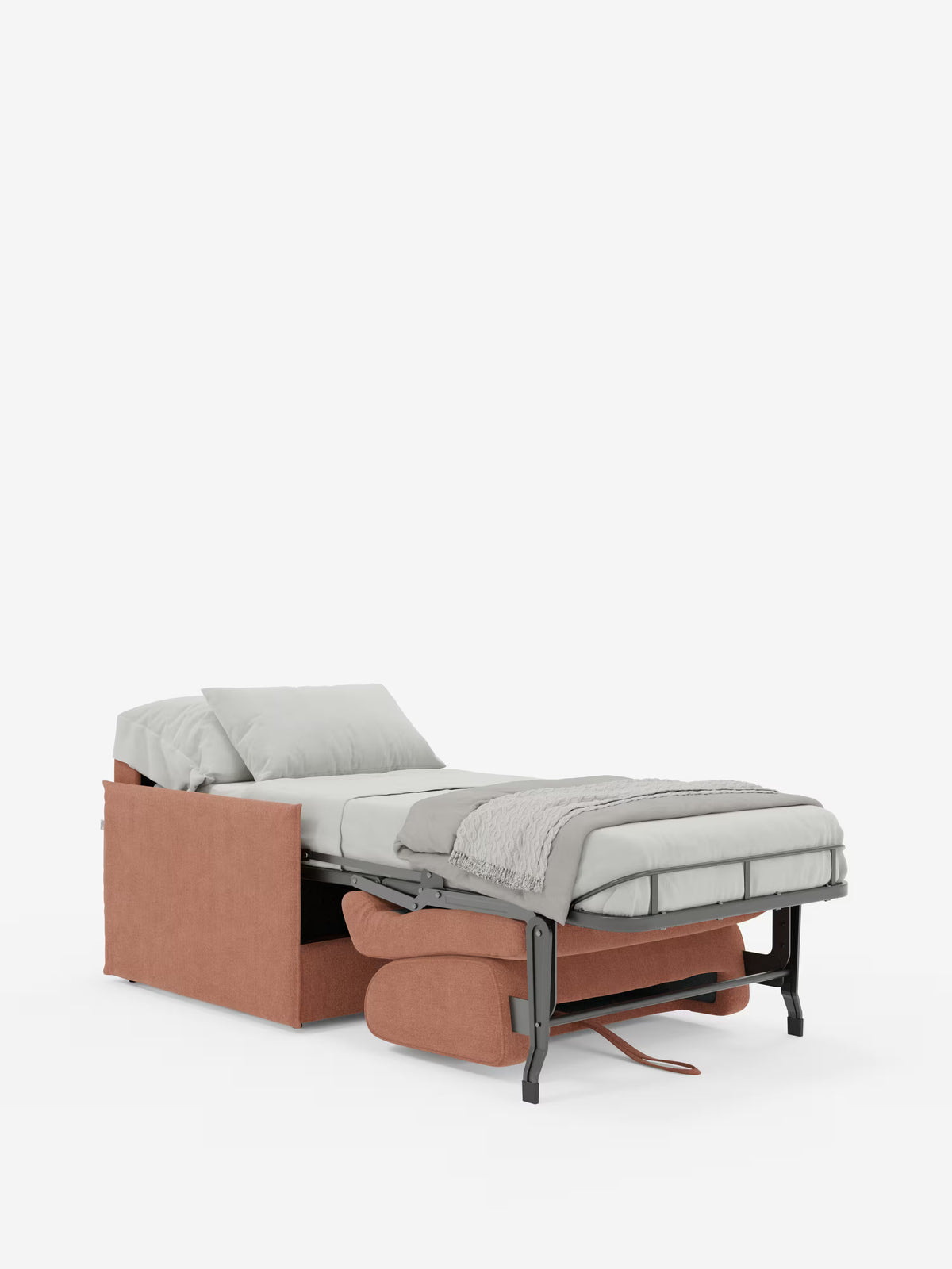 La poltrona letto compatta Evans di Divani.Store, rivestita in tessuto T23 color ruggine e resistente alle macchie, si trasforma facilmente in un letto singolo dotato di un materasso sfoderabile grigio chiaro da 70 x 197 cm, insieme a un cuscino e a una coperta piegata adagiata sopra. La struttura parzialmente estesa e le gambe della poltrona letto compatta sono visibili su uno sfondo bianco.