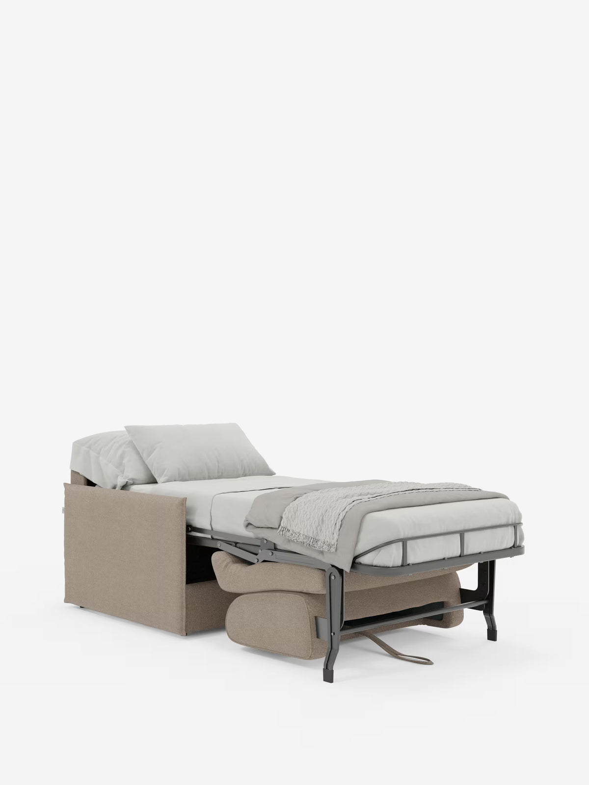 La poltrona letto compatta Evans con materasso di Divani.Store, rivestita in tessuto beige T23 antimacchia, si trasforma in un letto singolo con lenzuolo con angoli grigio chiaro, cuscino e una coperta piegata. La struttura in metallo e il meccanismo di sostegno del materasso salvaspazio sono visibili nella parte inferiore. Lo sfondo è bianco a tinta unita.
