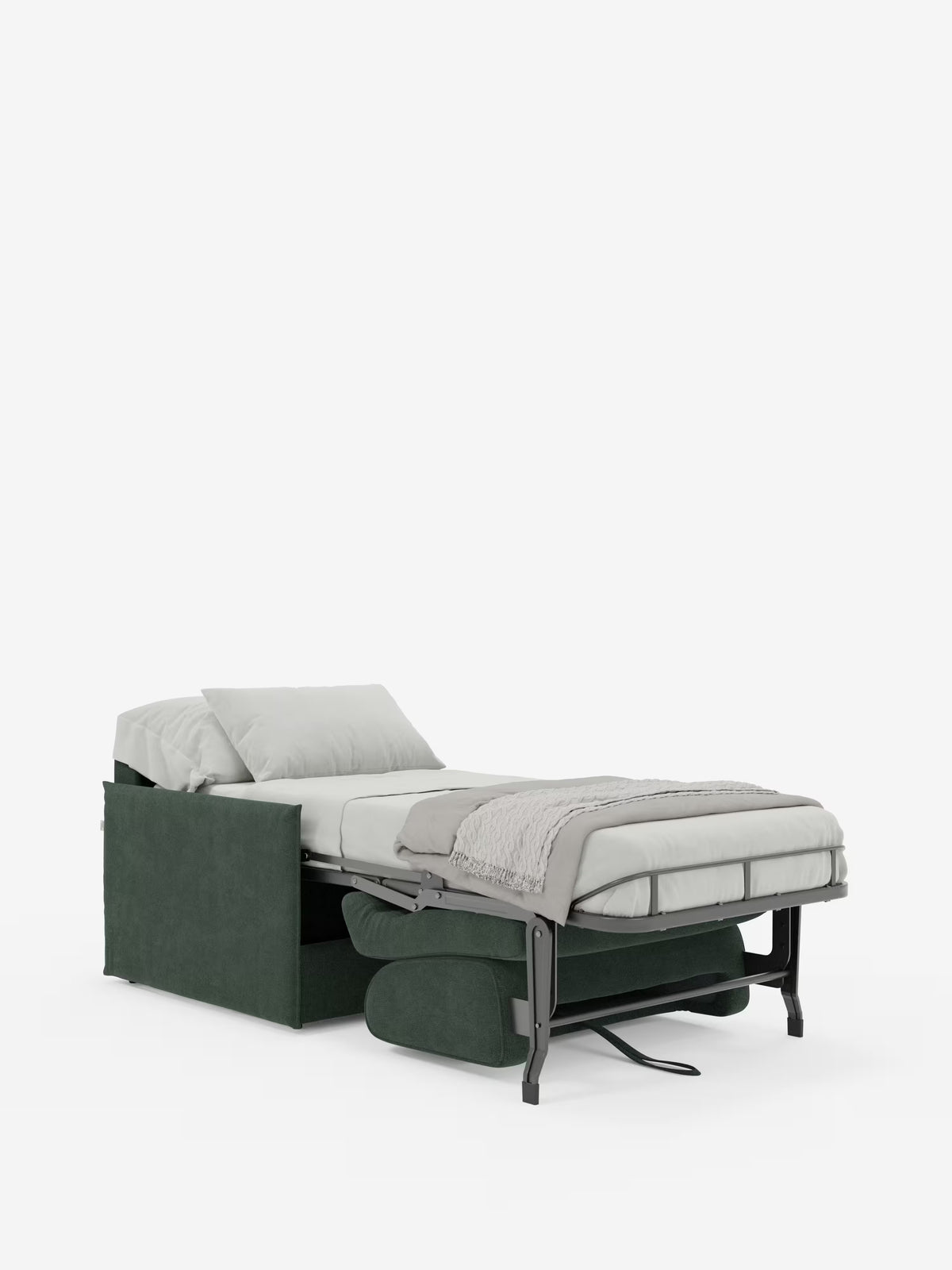 Una poltrona letto compatta Evans di colore verde scuro con materasso, firmata Divani.Store, si trasforma in un letto singolo con struttura in metallo. Il letto è rivestito con biancheria da letto bianca, una coperta grigia e due cuscini. La base e il materasso sono estesi per mettere in risalto il meccanismo salvaspazio compatto su uno sfondo bianco a tinta unita. Questo modello è dotato di un rivestimento in tessuto T23 antimacchia, facile da pulire e sfoderabile.