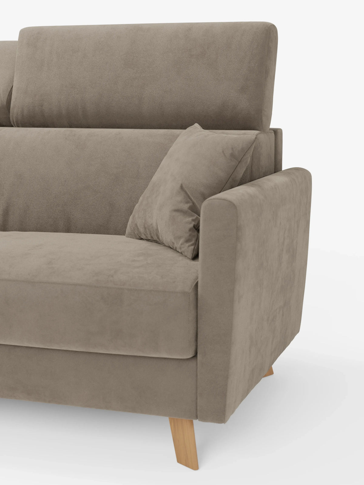 Primo piano del divano letto Francy con poggiatesta regolabili di Divani.Store, un moderno divano a tre posti caratterizzato da un design squadrato, morbidi cuscini dello schienale e della seduta, un cuscino coordinato e gambe angolate in legno chiaro. Rivestito con l’elegante tessuto T30, resistente alle macchie e sfoderabile al 100% per una facile pulizia, il morbido materiale simile alla pelle scamosciata ne esalta il comfort. Lo sfondo bianco mette in risalto il lato destro del divano e le sue linee