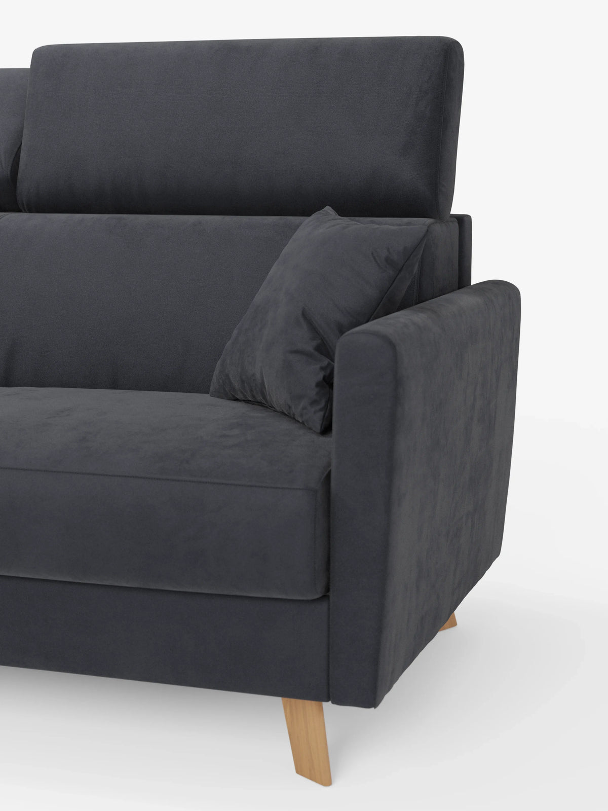 Un moderno divano letto Francy con poggiatesta regolabili di Divani.Store, rivestito in un elegante tessuto T30 grigio scuro e resistente alle macchie. Questo divano a 2 posti è dotato di uno schienale alto e regolabile, di un unico cuscino coordinato e di gambe in legno chiaro. I braccioli sono squadrati e imbottiti. Il rivestimento completamente sfoderabile e il design contemporaneo risaltano su uno sfondo bianco a tinta unita.
