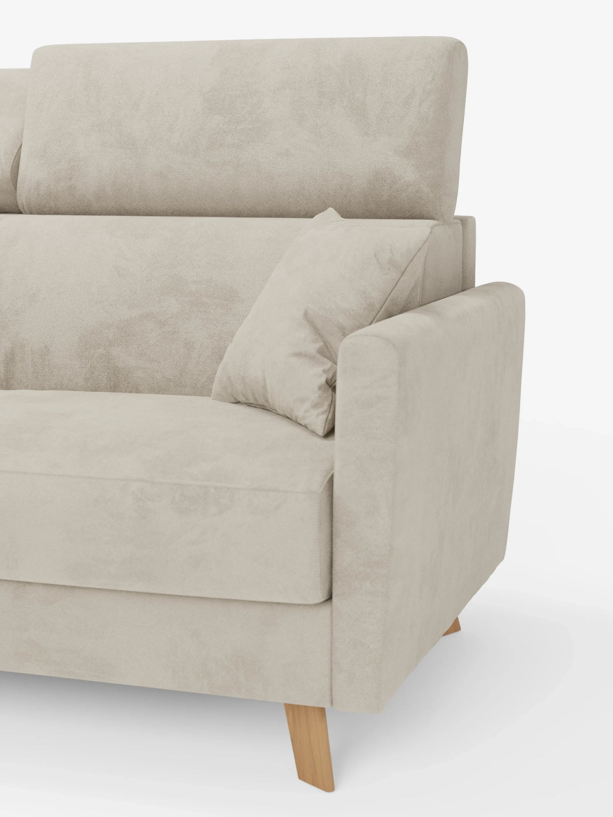 Vista parziale del divano letto Francy con poggiatesta regolabili di Divani.Store, rivestito in elegante tessuto T30 resistente alle macchie, color beige chiaro. Caratterizzato da morbidi cuscini, braccioli angolati, un cuscino coordinato e gambe corte in legno chiaro, questo divano con rivestimento sfoderabile al 100% è presentato su uno sfondo bianco a tinta unita. Il design raffinato si integra facilmente in qualsiasi ambiente in stile moderno.