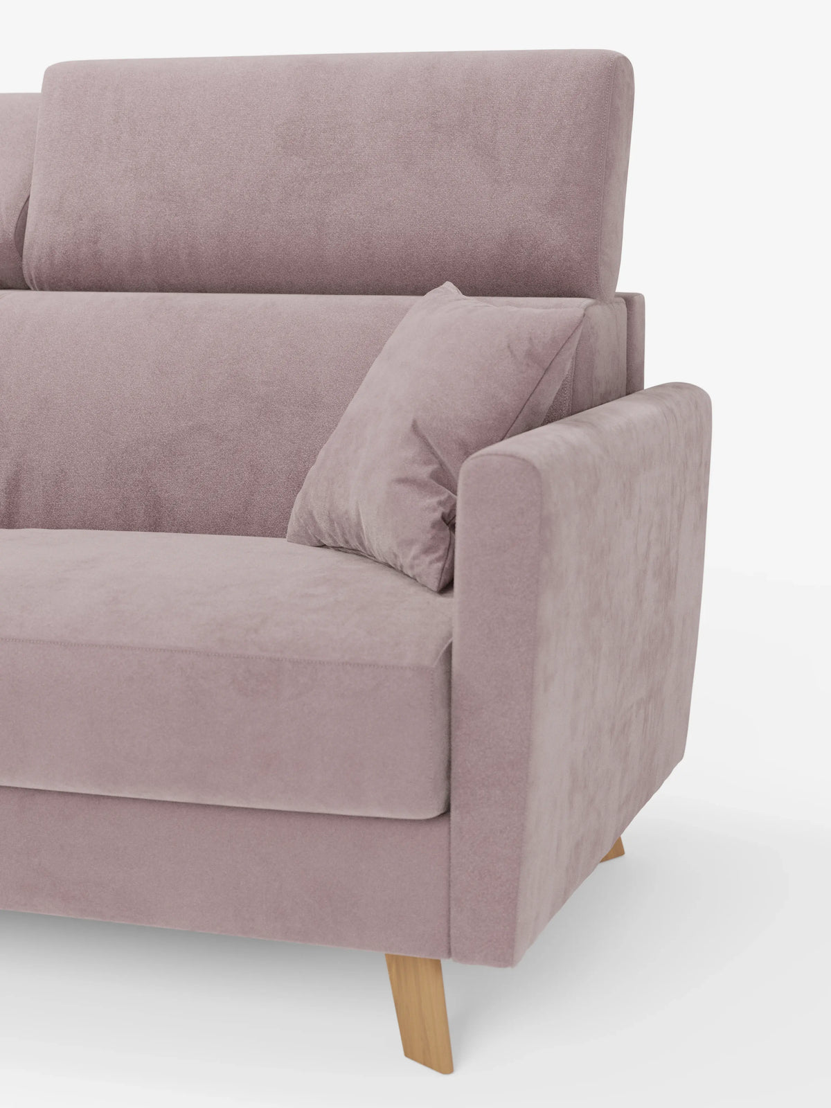 Un primo piano del divano letto Francy con poggiatesta regolabili di Divani.Store, rivestito in un elegante tessuto T30 color malva, resistente alle macchie, con un cuscino decorativo abbinato. Si notano lo schienale alto, le gambe angolate in legno e il bracciolo destro, che mettono in risalto il design del rivestimento sfoderabile al 100% su uno sfondo bianco a tinta unita.