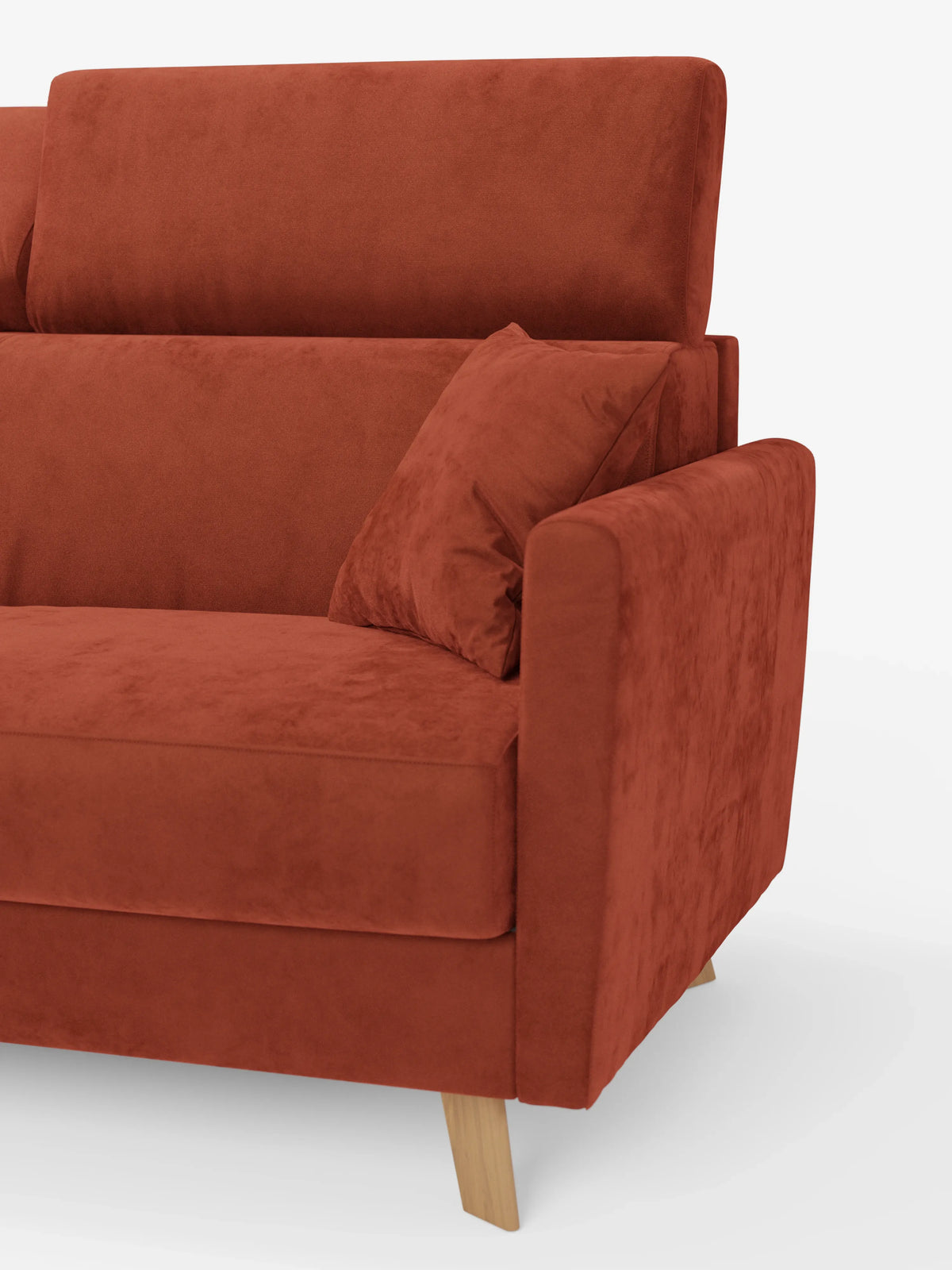 Un primo piano del divano letto Francy con poggiatesta regolabili di Divani.Store — un elegante divano ideale come divano a 2 e 3 posti — che mostra il bracciolo destro, il cuscino coordinato e lo schienale imbottito. Questo divano in stile moderno presenta gambe in legno chiaro e un design morbido e contemporaneo, realizzato in elegante tessuto smacchiabile T30, sfoderabile al 100%, che risalta su uno sfondo bianco a tinta unita.
