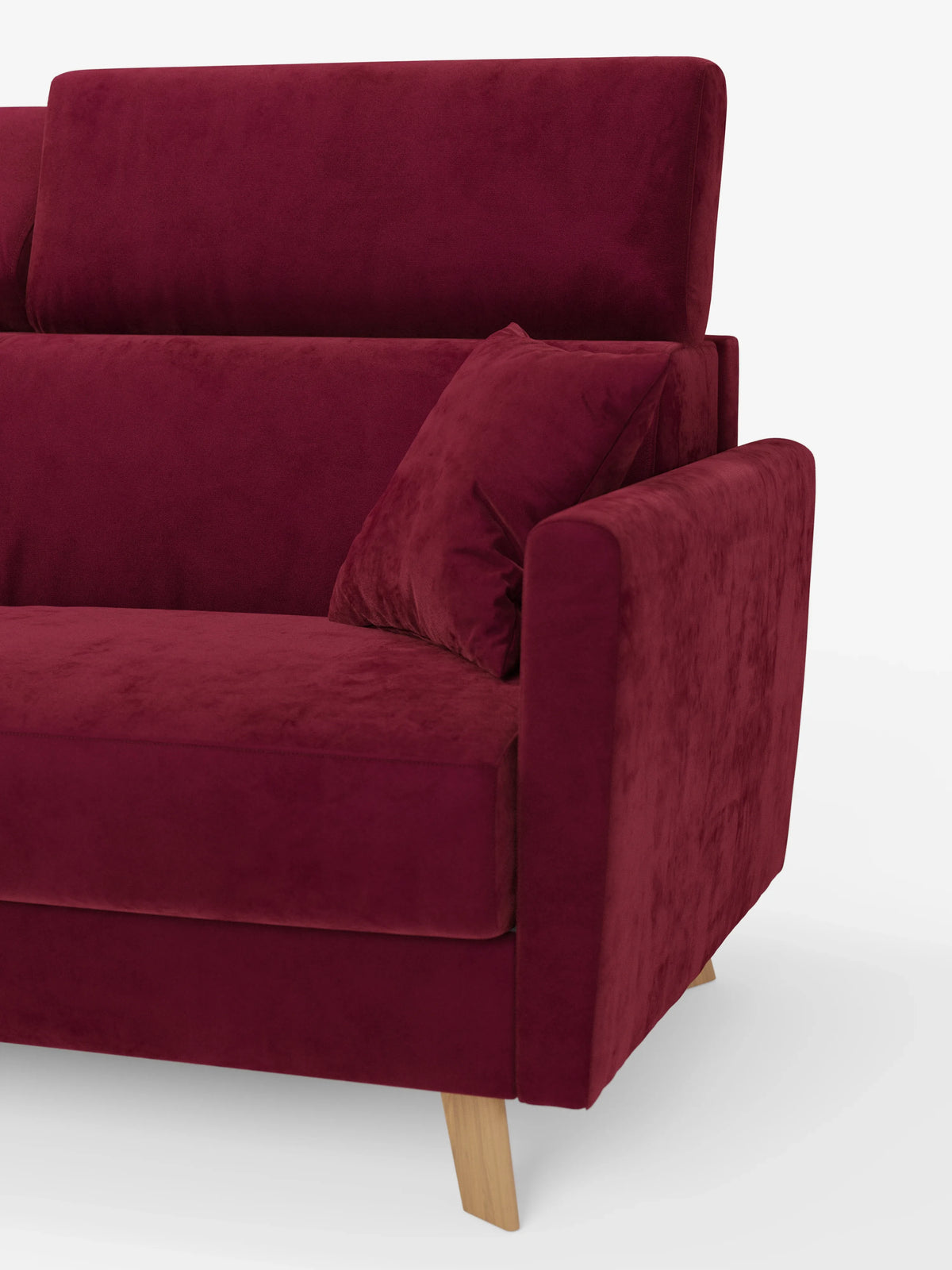 Un primo piano del divano letto Francy con poggiatesta regolabili di Divani.Store, rivestito in un ricco e intenso bordeaux e dotato di un cuscino coordinato. Questo moderno divano letto si distingue per le linee pulite, i braccioli squadrati e le gambe angolate in legno chiaro. Su uno sfondo bianco a tinta unita, l’immagine mette in risalto il rivestimento in tessuto T30, morbido, dalla trama ricca e resistente alle macchie, completamente sfoderabile per una manutenzione senza sforzo.