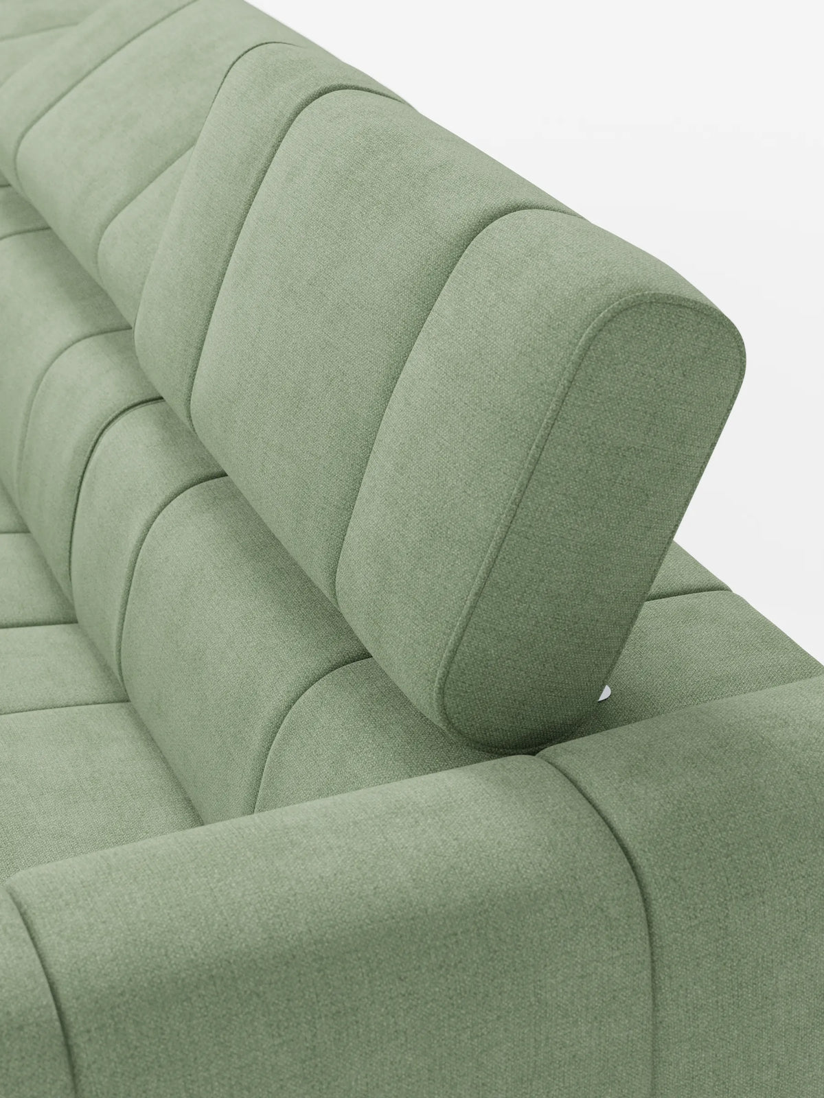 Un divano modulare Giotto verde salvia a 4 posti con poggiatesta reclinabili e funzione relax elettrica opzionale, rivestito in tessuto smacchiabile T23, ripreso da un’angolazione laterale in alto che ne mette in risalto il rivestimento testurizzato, i cuscini trapuntati e il poggiatesta regolabile.