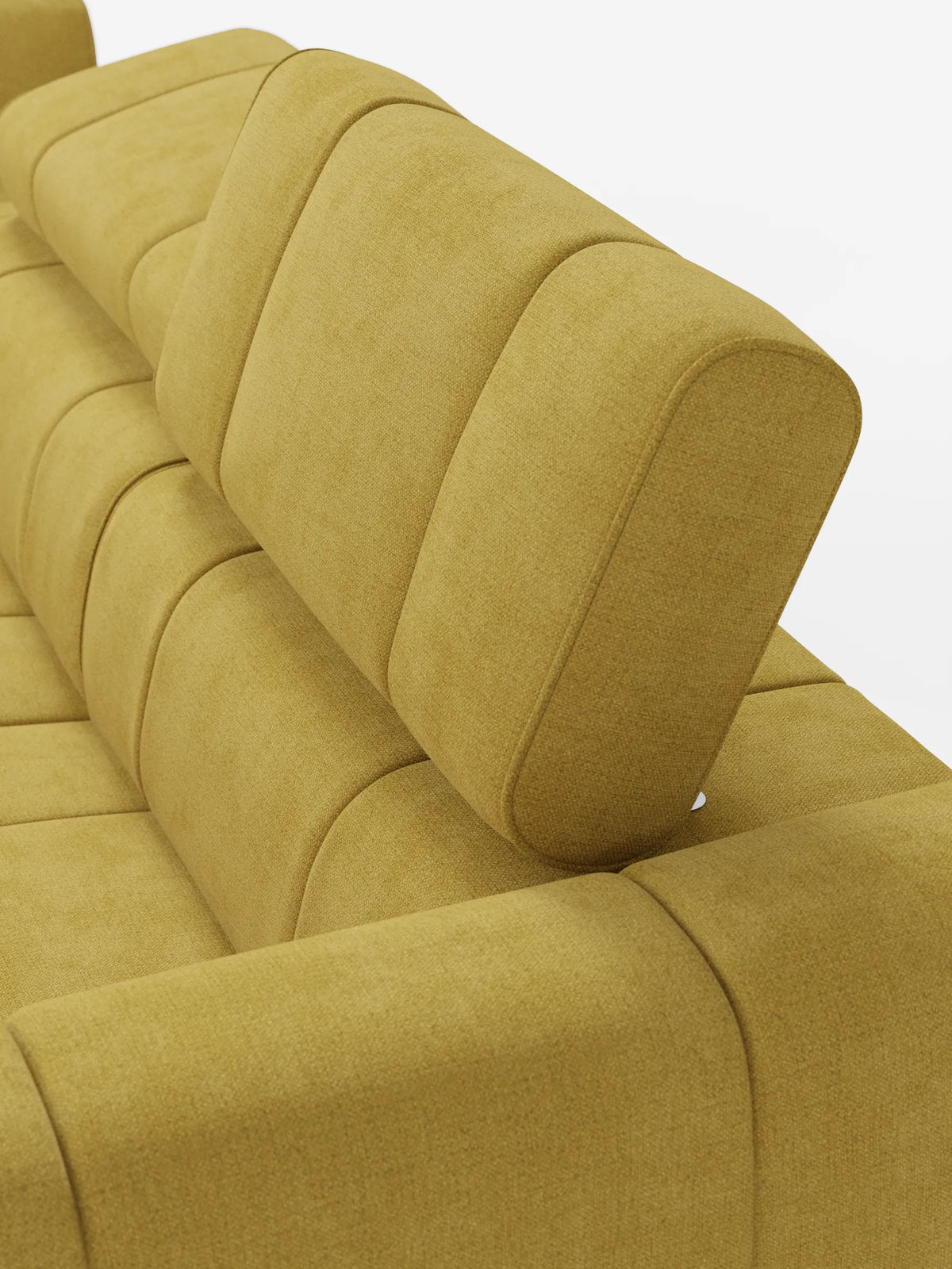 Una veduta dall'alto del divano componibile Giotto, color giallo senape, con terminale aperto – opzione relax elettrico in tessuto smacchiabile T23, caratterizzato da morbidi cuscini segmentati e da un poggiatesta regolabile, su uno sfondo bianco a tinta unita.