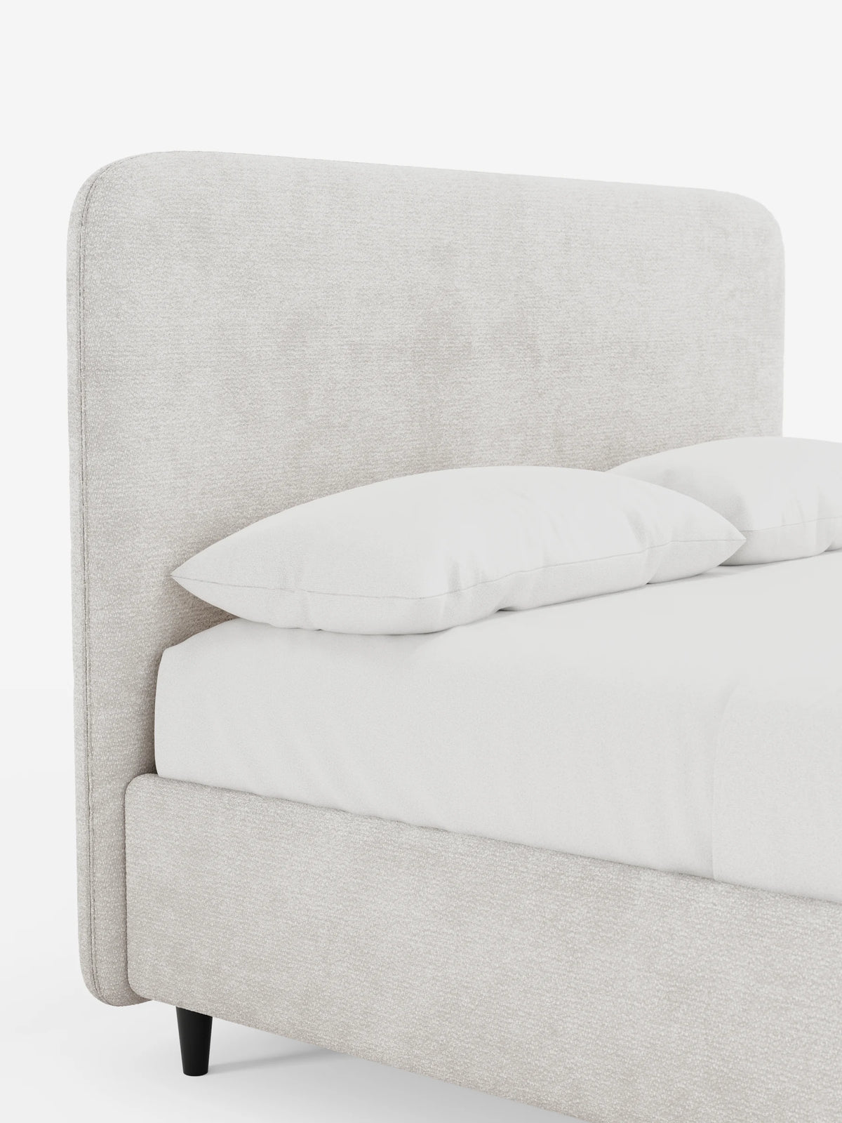 Un letto KAELOS minimal imbottito - con contenitore, piedini alti e testiera arrotondata in tessuto ciniglia, caratterizzato da una testiera alta e arrotondata di colore beige, biancheria da letto bianca e sottili piedini neri affusolati su uno sfondo bianco.