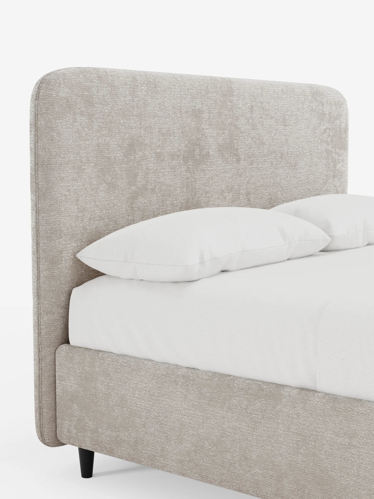 Il letto KAELOS, un modello minimal imbottito con contenitore, gambe alte e testiera arrotondata in tessuto ciniglia, presenta una testiera alta e arrotondata rivestita in tessuto beige chiaro, con biancheria da letto bianca e gambe sottili, scure e affusolate, che risaltano sullo sfondo bianco.