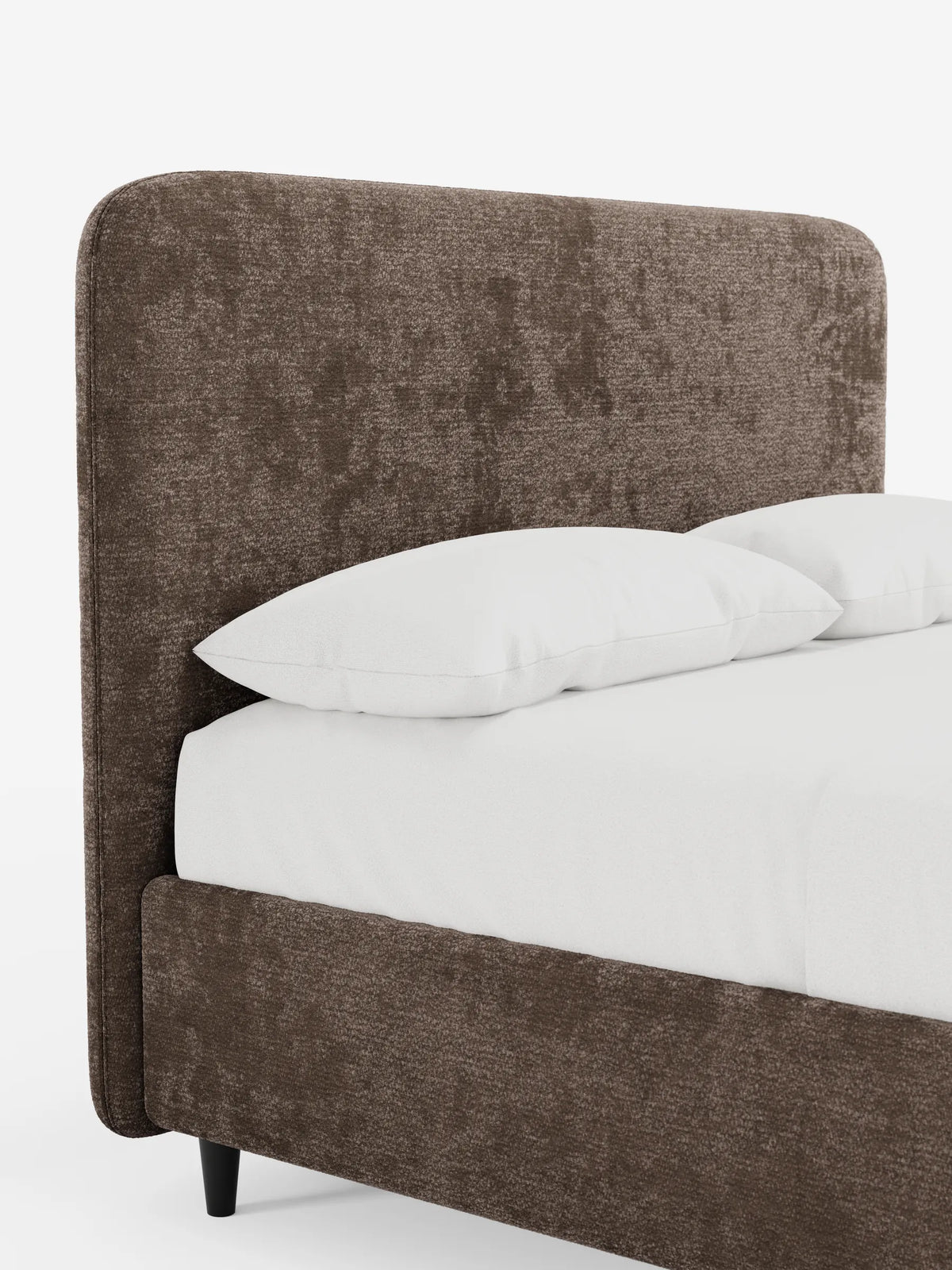 KAELOS, letto imbottito in stile minimalista - contenitore, gambe alte e testiera arrotondata in tessuto ciniglia, con una testiera arrotondata e testurizzata di colore marrone su sottili gambe scure, rivestito con biancheria da letto bianca su uno sfondo bianco a tinta unita.