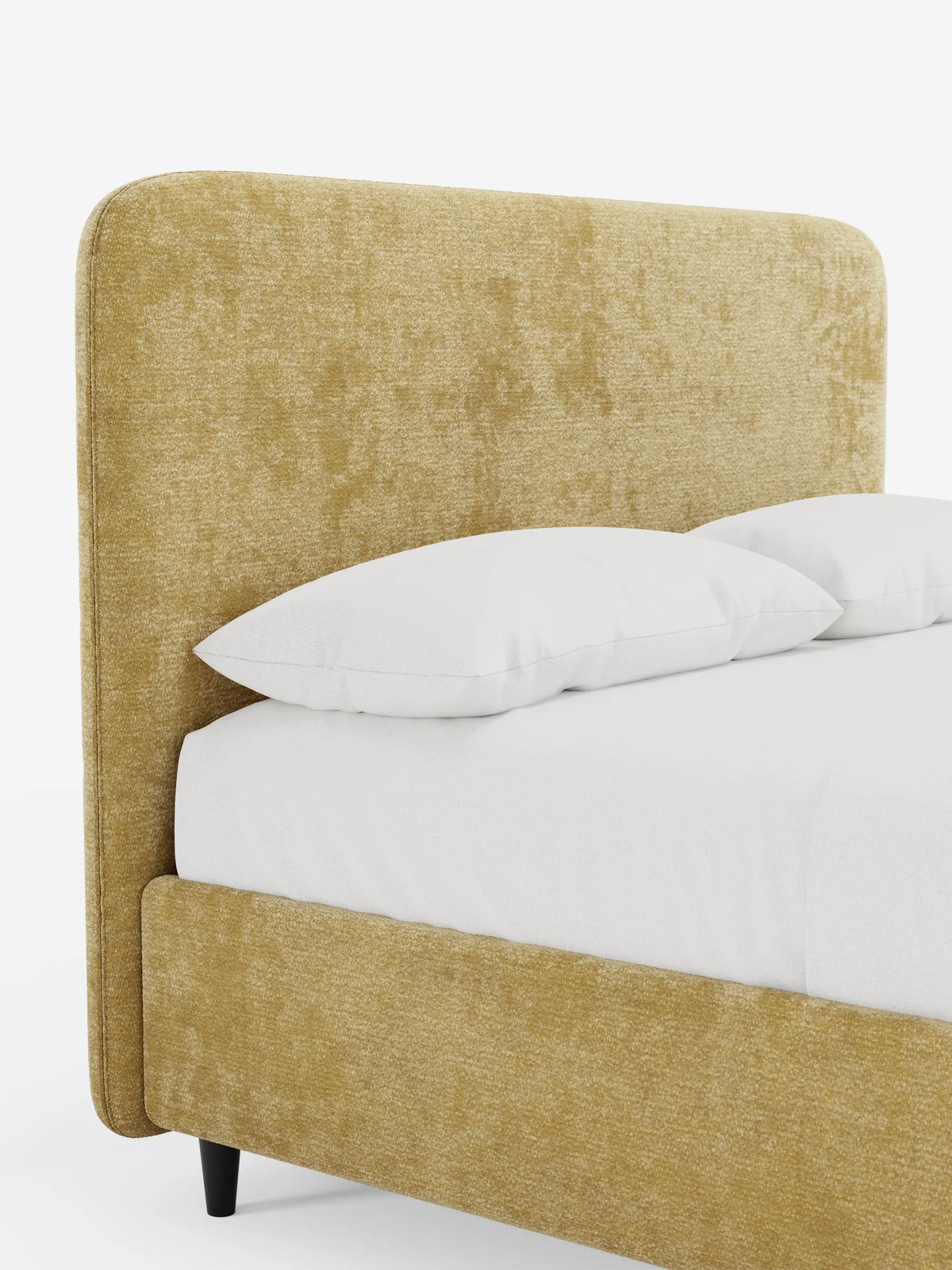 Il letto imbottito KAELOS Letto Minimal presenta una testiera alta e arrotondata in tessuto giallo dorato testurizzato, rivestita con lenzuola bianche e sostenuta da sottili gambe nere.
