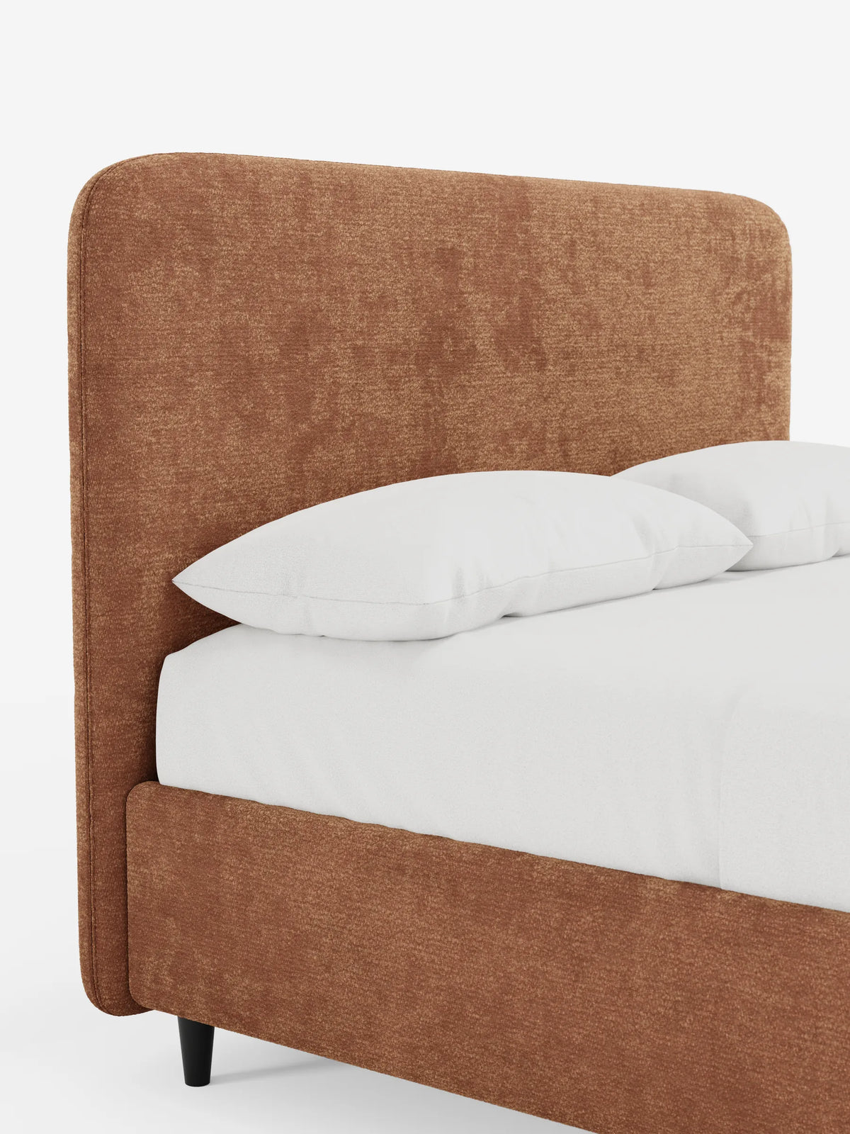 KAELOS, letto imbottito in stile minimalista - con contenitore, piedini alti e testiera arrotondata in tessuto ciniglia, in finitura imbottita color ruggine con biancheria da letto bianca e sottili piedini neri su uno sfondo chiaro.