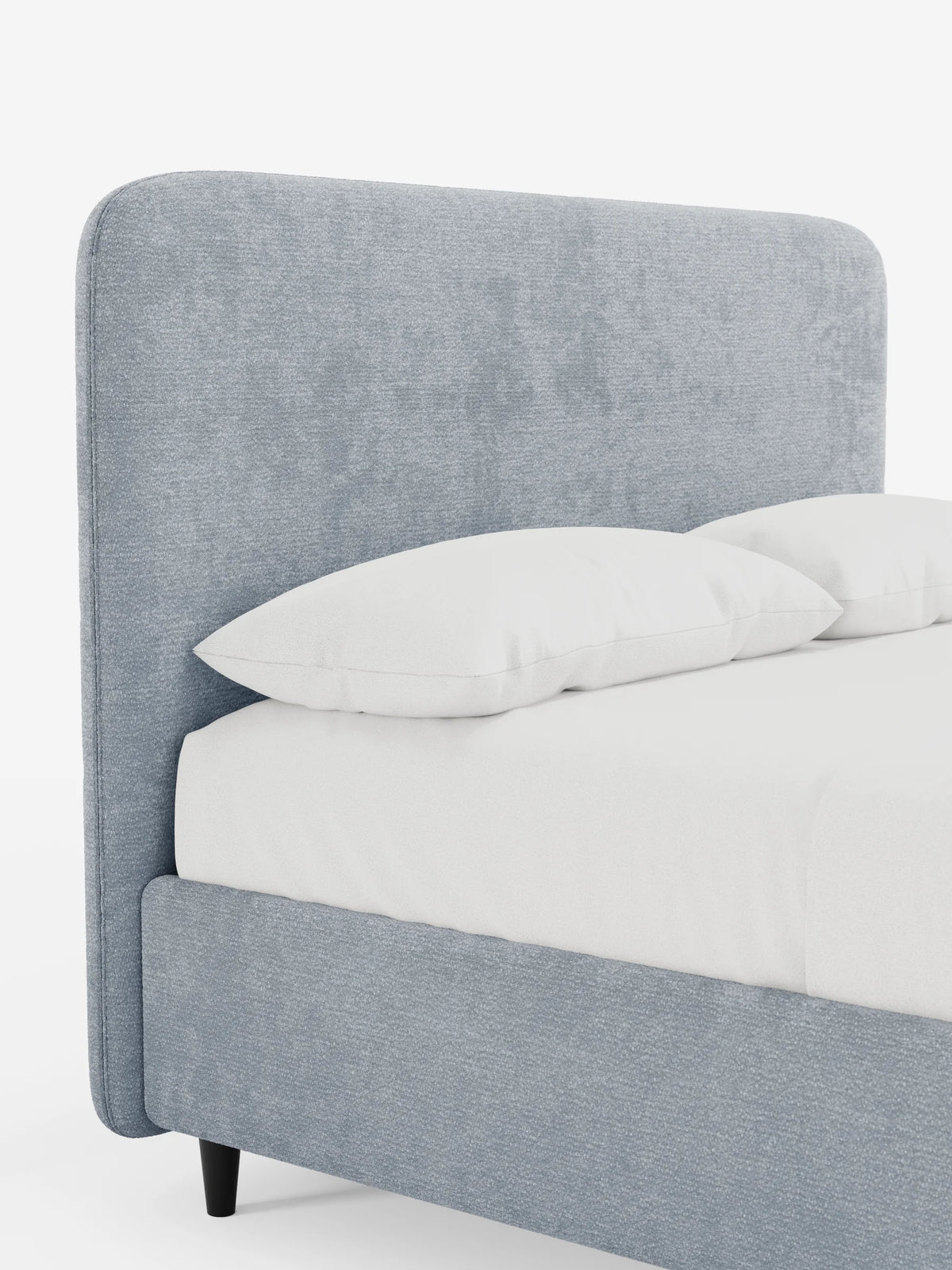 KAELOS, letto imbottito in stile minimalista - con contenitore, piedini alti e testiera arrotondata in tessuto ciniglia azzurro chiaro, caratterizzato da biancheria da letto bianca, una struttura slanciata e gambe corte, affusolate e di colore scuro, su uno sfondo bianco a tinta unita.