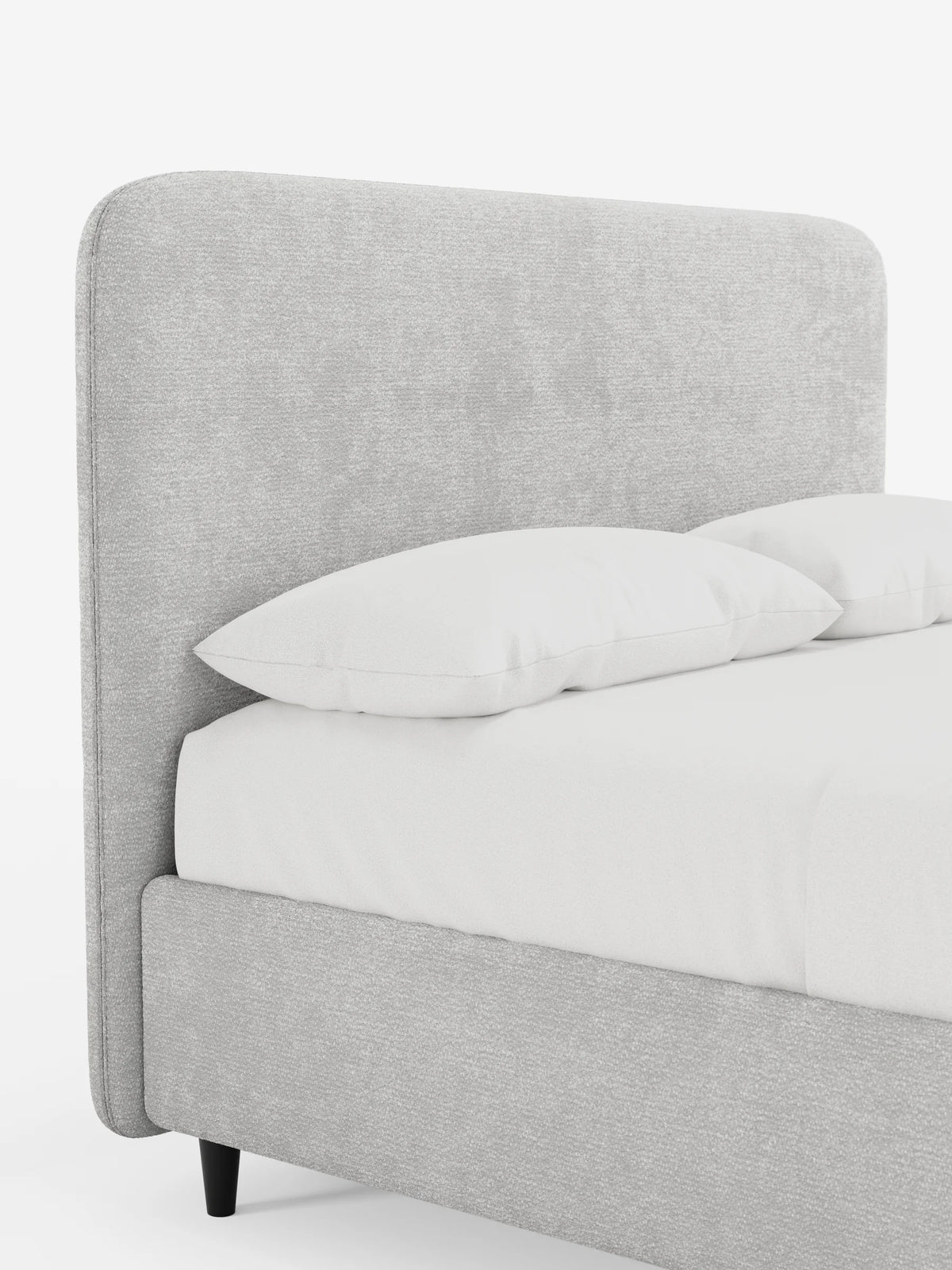 Il letto KAELOS minimal imbottito – con contenitore, gambe alte e testiera arrotondata in tessuto ciniglia – è un letto grigio chiaro dalla trama ruvida, con una testiera alta e arrotondata, lenzuola bianche immacolate e gambe nere su sfondo bianco.