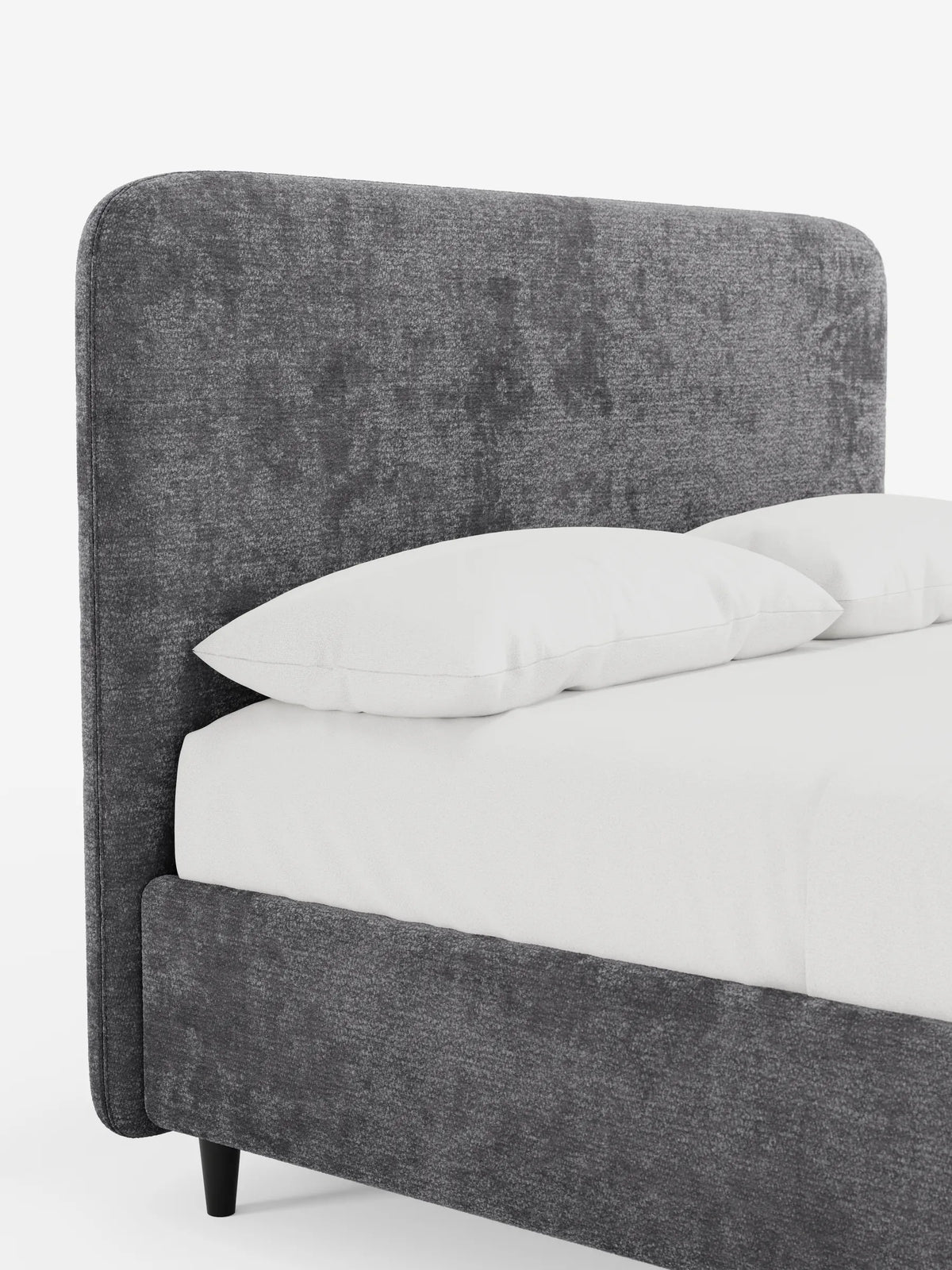 Il letto imbottito KAELOS Letto Minimal presenta una testiera arrotondata in ciniglia grigio scuro, lenzuola bianche, due cuscini e sottili gambe nere su uno sfondo bianco.