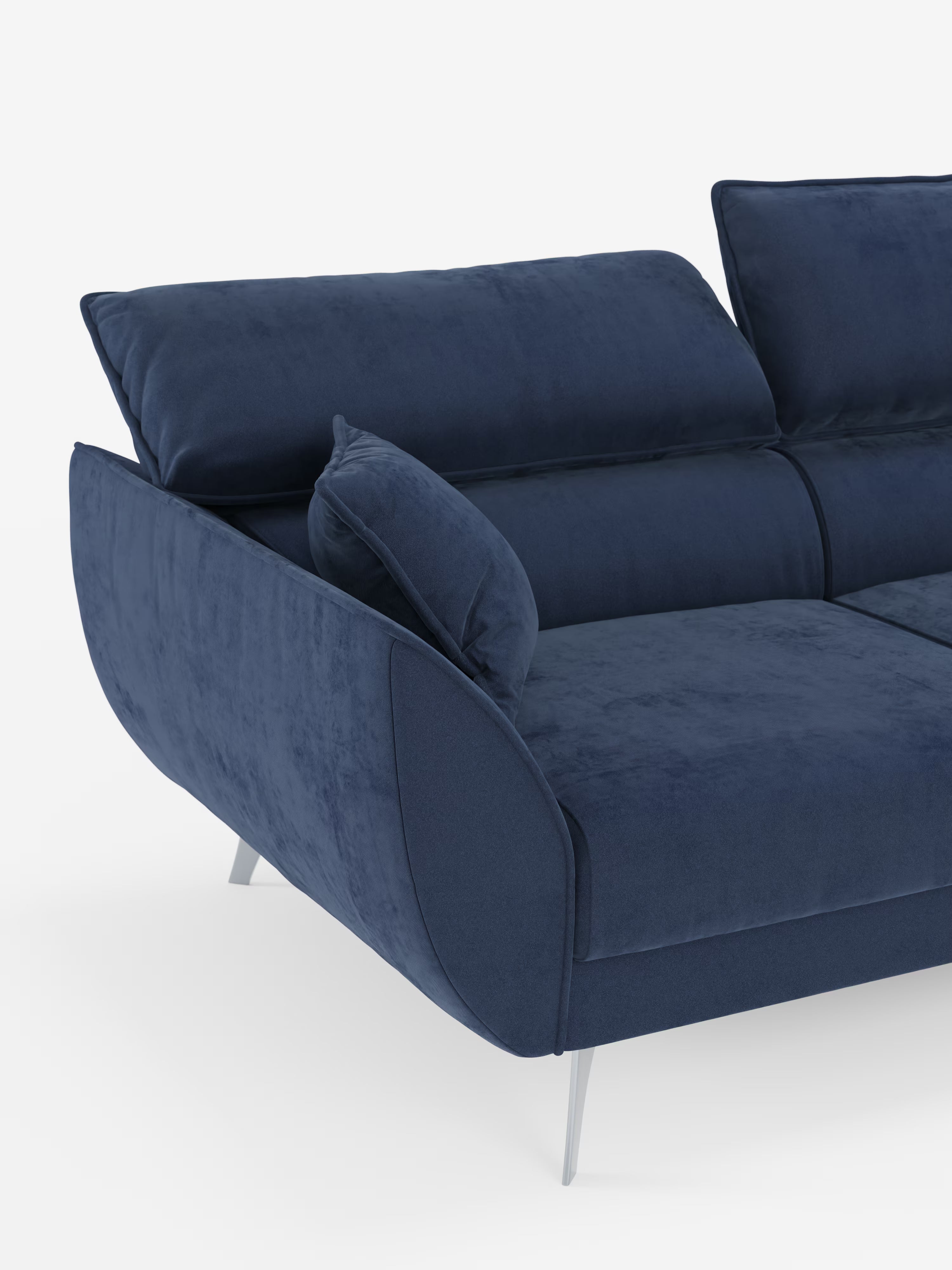 Un primo piano del divano Michelangelo 4 Posti di Divani.Store, un moderno divano blu navy con effetto velluto dotato di tre sedute estensibili, poggiatesta reclinabili, gambe angolari in metallo, morbidi braccioli e un cuscino coordinato. Il suo design elegante, caratterizzato da linee morbide e bordi arrotondati, rende questo divano a 4 posti eccezionalmente comodo e di grande stile. Lo sfondo è un ambiente bianco e sobrio.