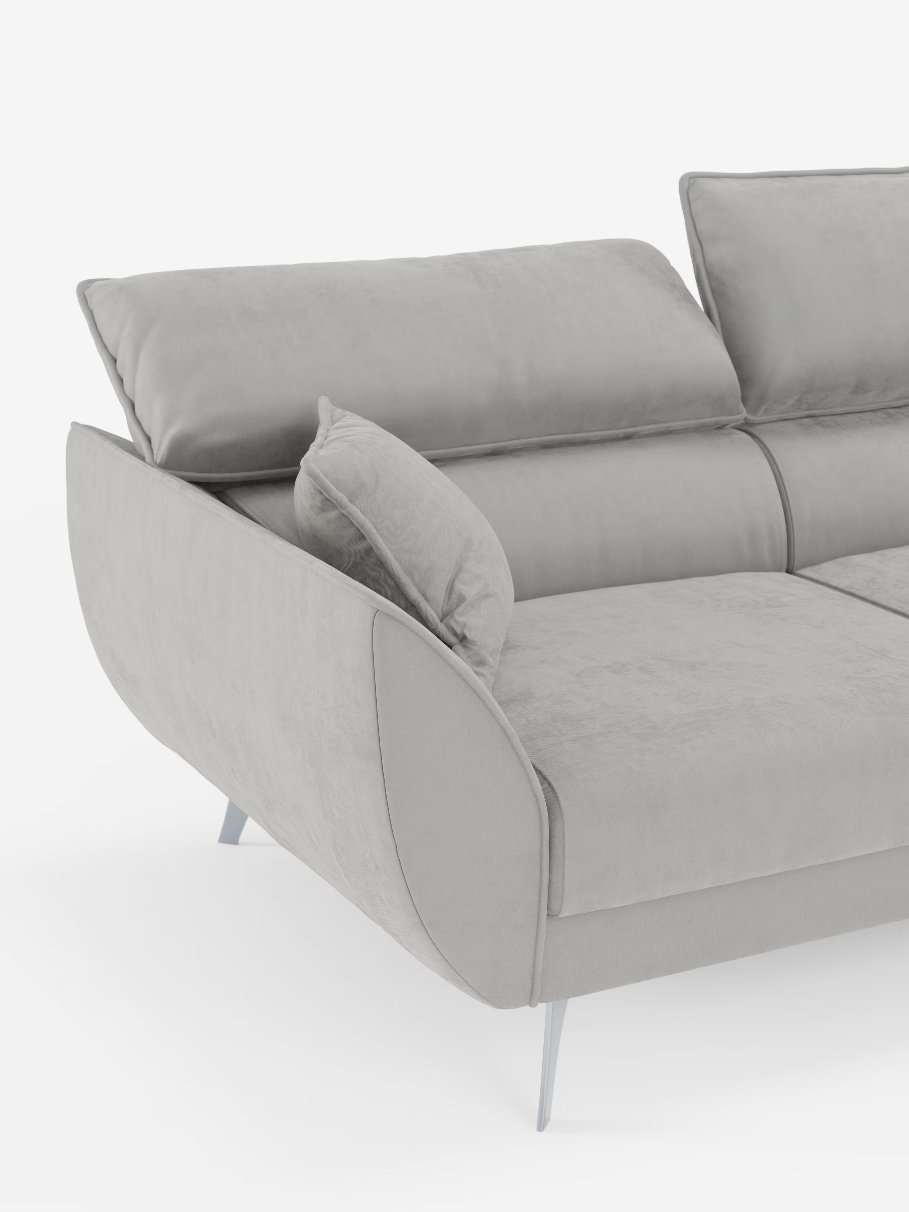Un divano Michelangelo 4 Posti di Divani.Store in grigio chiaro contemporaneo, dotato di tre sedute estensibili e poggiatesta regolabili, rivestito in elegante tessuto vellutino T30 resistente alle macchie. Il divano è sostenuto da eleganti gambe in metallo e presenta un ampio bracciolo e uno schienale inclinato, impreziosito da due cuscini grandi e uno piccolo, il tutto in risalto su uno sfondo bianco.