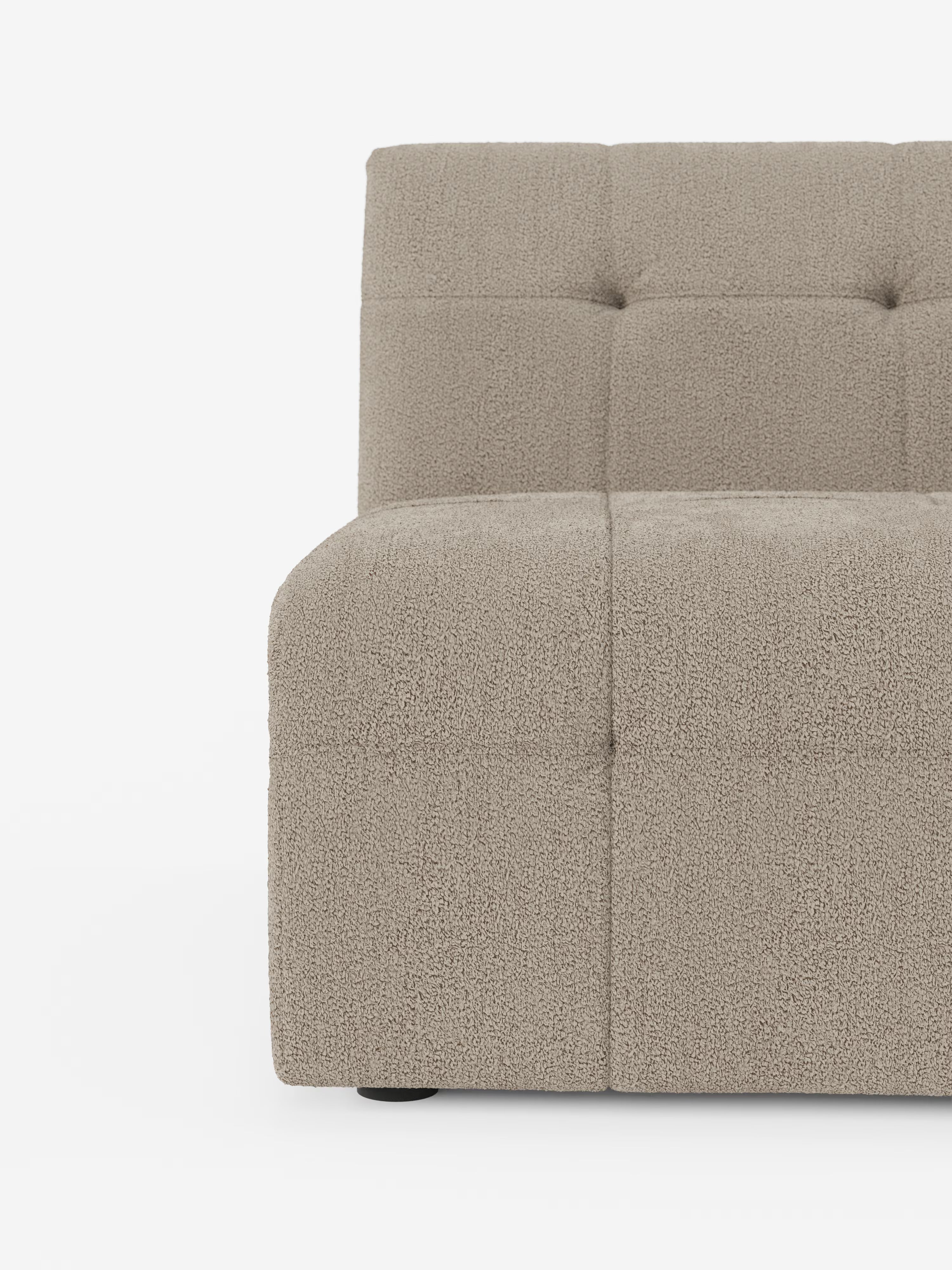 Un primo piano del lato sinistro della poltrona Mosaic modulo da 77 cm in bouclé - capitonné e design in tessuto smacchiabile T21 di Divani.Store mette in risalto il suo moderno rivestimento beige capitonné e il tessuto bouclé dalla trama caratteristica. Caratterizzato da linee pulite, cuscini squadrati e un profilo ribassato che conferiscono un’estetica raffinata ispirata al design delle poltrone, questo modello risalta con eleganza su uno sfondo bianco.