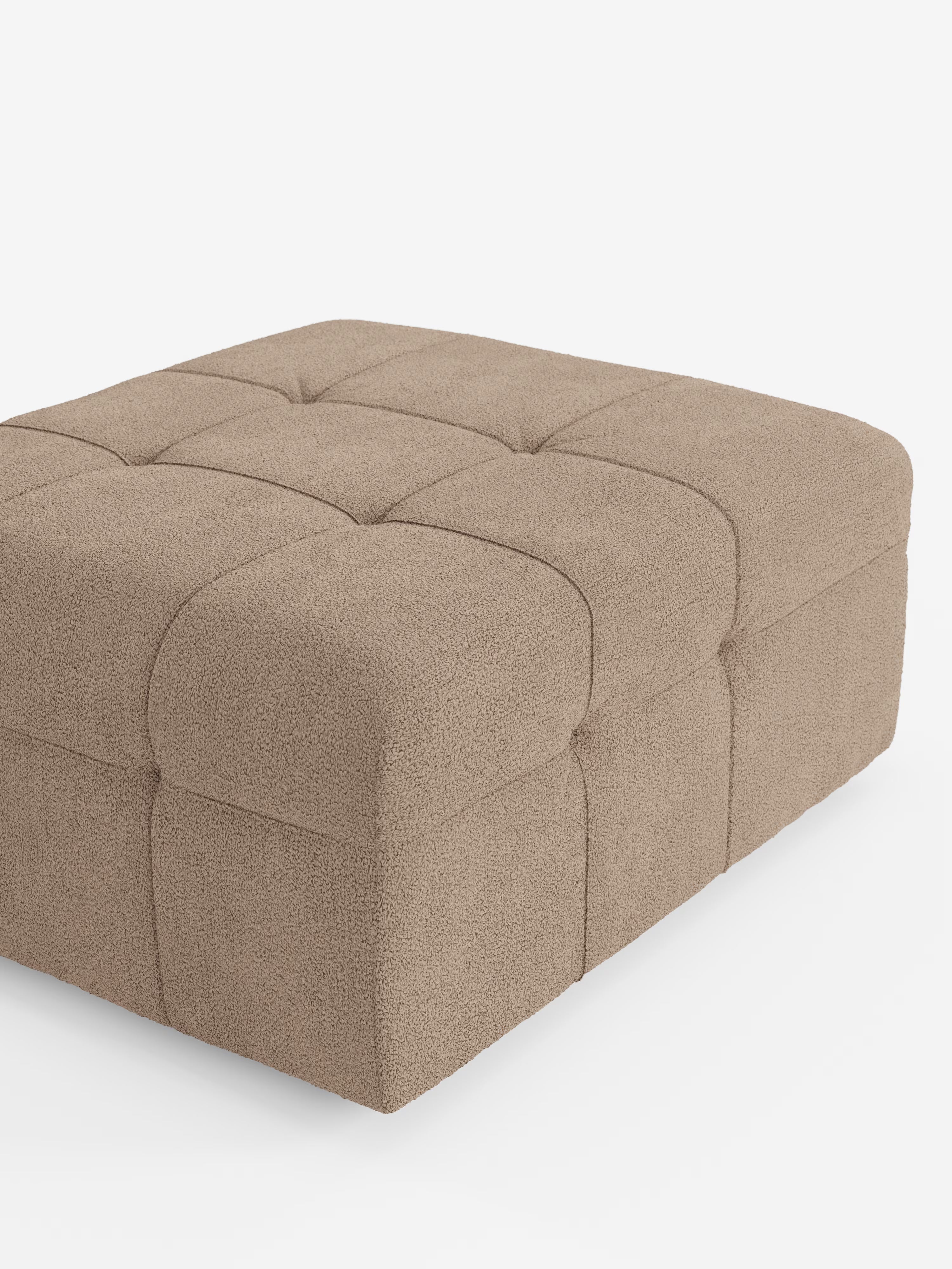 Il pouf e modulo Mosaic di Divani.Store in bouclé – dalle dimensioni di 96x77 cm – presenta un accattivante design capitonné in tessuto T21 resistente alle macchie. La sua forma quadrata e capiente è caratterizzata da un morbido rivestimento in bouclé testurizzato con quadrati trapuntati che ricordano un mosaico soffice. Realizzato in Italia, questo pouf color cuoio è presentato su uno sfondo bianco a tinta unita.