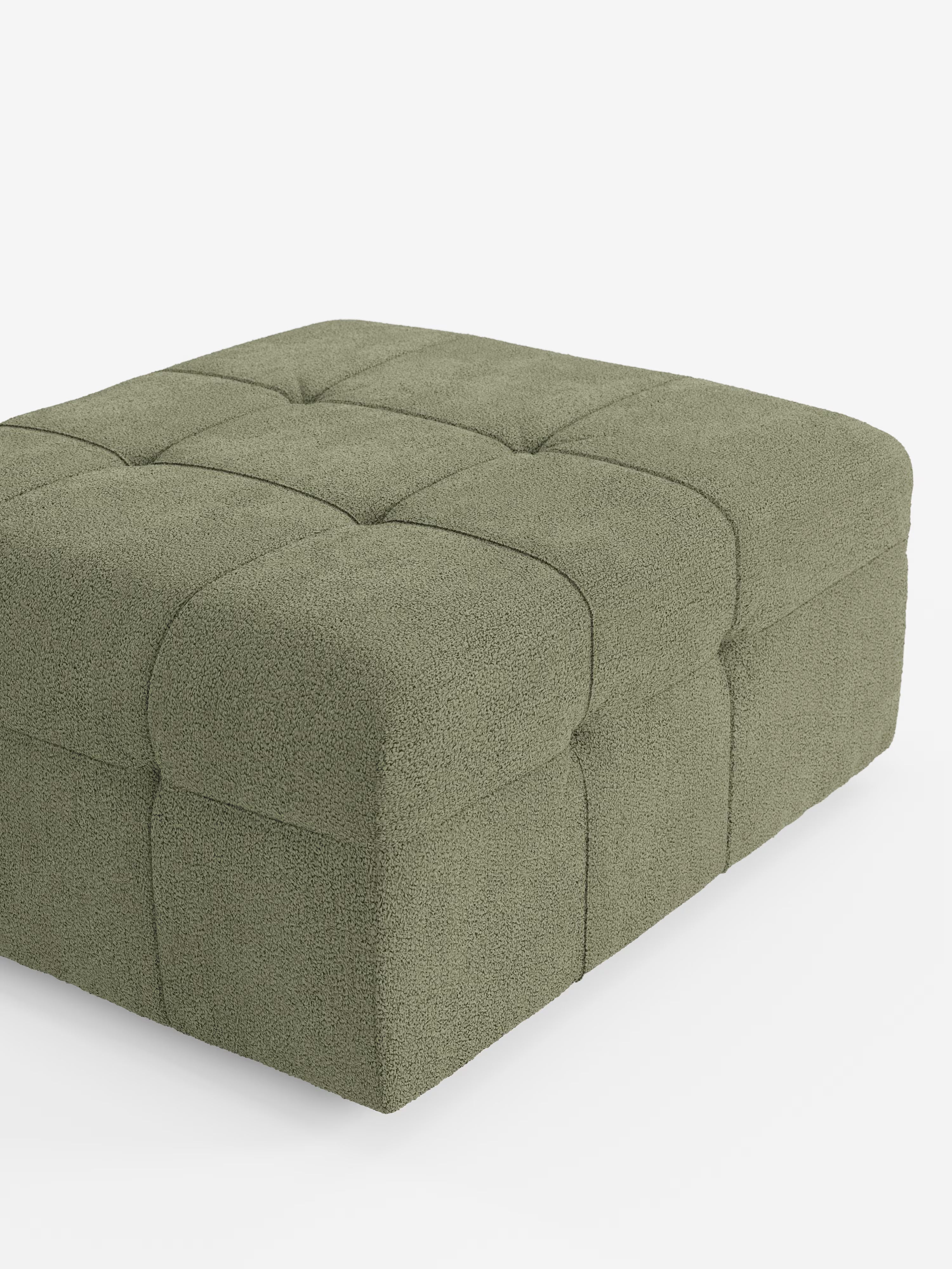 Un pouf quadrato Mosaic di Divani.Store, color verde oliva, dalle dimensioni di 96x77 cm, realizzato in tessuto bouclé T21 antimacchia con finitura capitonné. La superficie testurizzata presenta cuciture a vista che dividono il pouf in morbide sezioni trapuntate, conferendogli un aspetto moderno e accogliente, qui raffigurato su uno sfondo bianco.