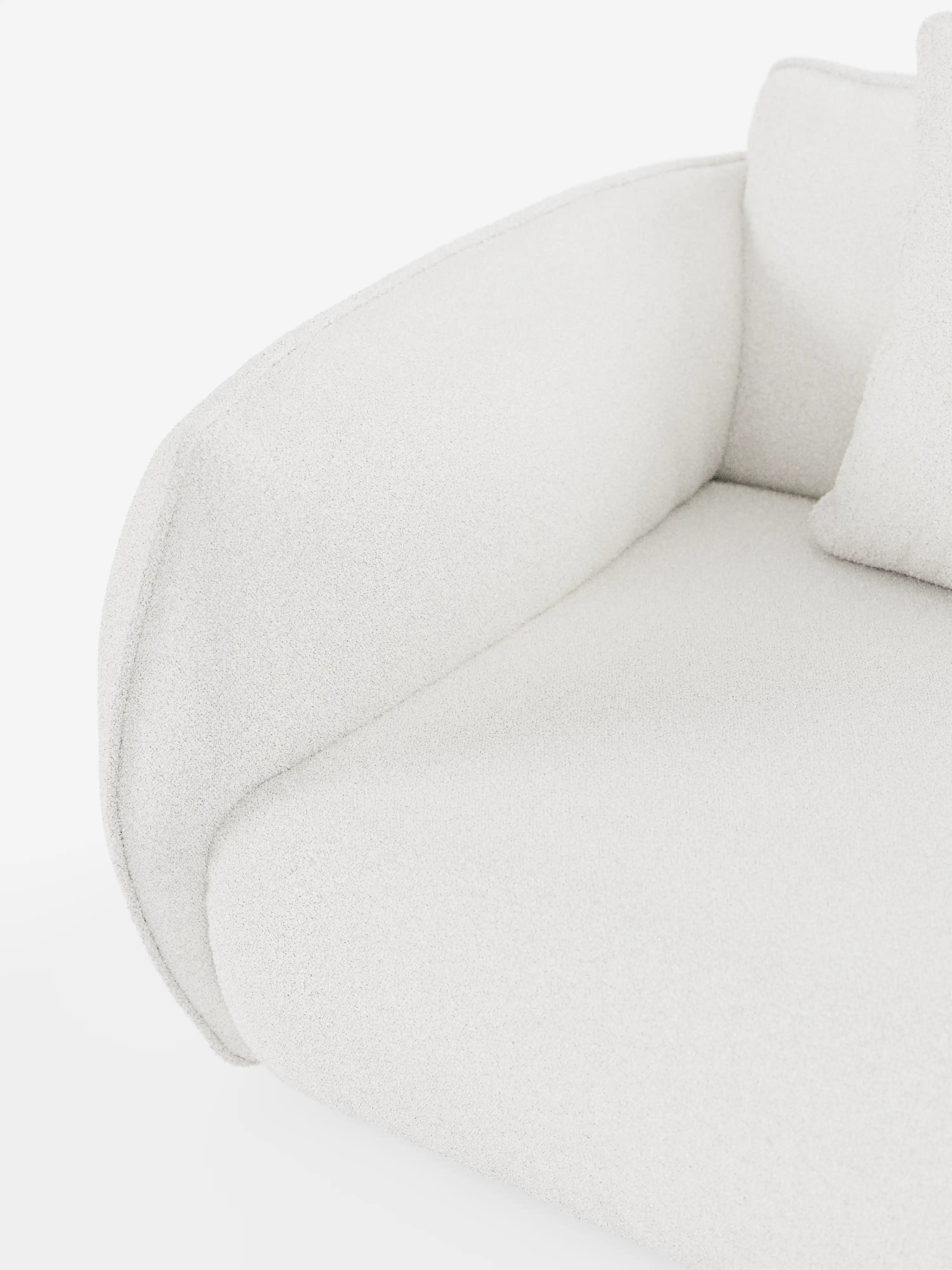 Primo piano del divano modulare a 3 posti Nimbus di Divani.Store, realizzato in morbido tessuto smacchiabile effetto cotone T33, con particolare attenzione al moderno tessuto bianco testurizzato e una vista dettagliata del bracciolo sinistro, del cuscino di seduta e di una parte del cuscino dello schienale. L’immagine mette in risalto il rivestimento soffice e lussuoso del divano e le sue linee semplici e pulite su uno sfondo bianco a tinta unita.