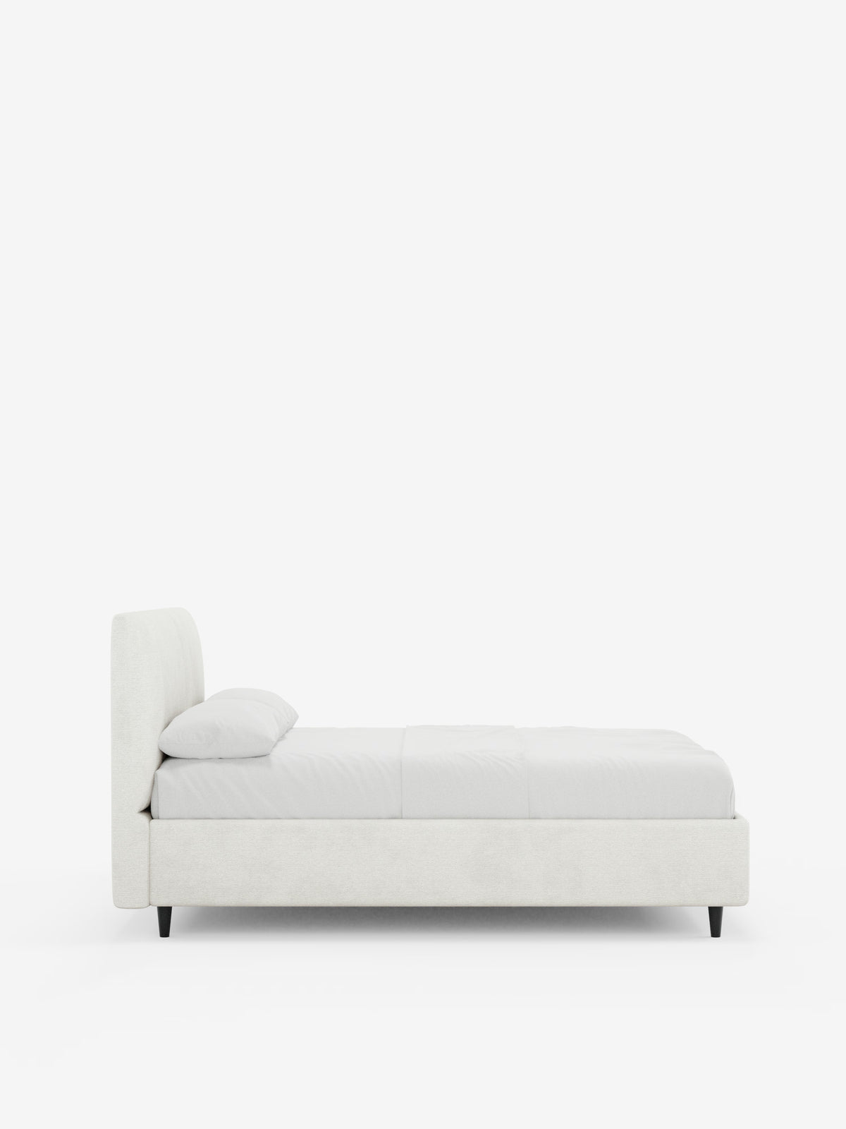Vista laterale del letto imbottito ONYX con vano contenitore e testiera verticale in tessuto certificato Oeko-Tex® di Letti.store, caratterizzato da una struttura imbottita minimalista e dal profilo ribassato con un'alta testiera verticale imbottita. Il letto è abbinato a un materasso e a cuscini bianchi coordinati, presenta gambe corte di colore scuro ed è posto su uno sfondo bianco e pulito.