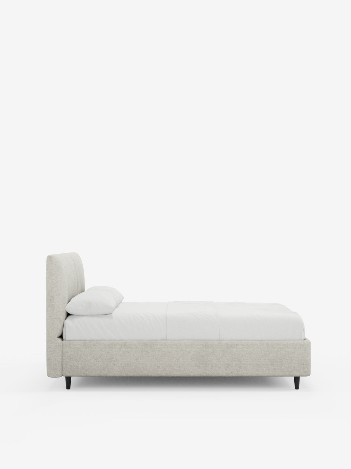 Vista laterale del letto imbottito ONYX con contenitore e testiera verticale in tessuto certificato Oeko-Tex® di Letti.store, qui raffigurato con rivestimento grigio chiaro e una testiera alta con cuciture verticali. È caratterizzato da biancheria da letto bianca, un unico cuscino e gambe corte di colore scuro, il tutto su uno sfondo bianco a tinta unita per un look minimalista e pulito.