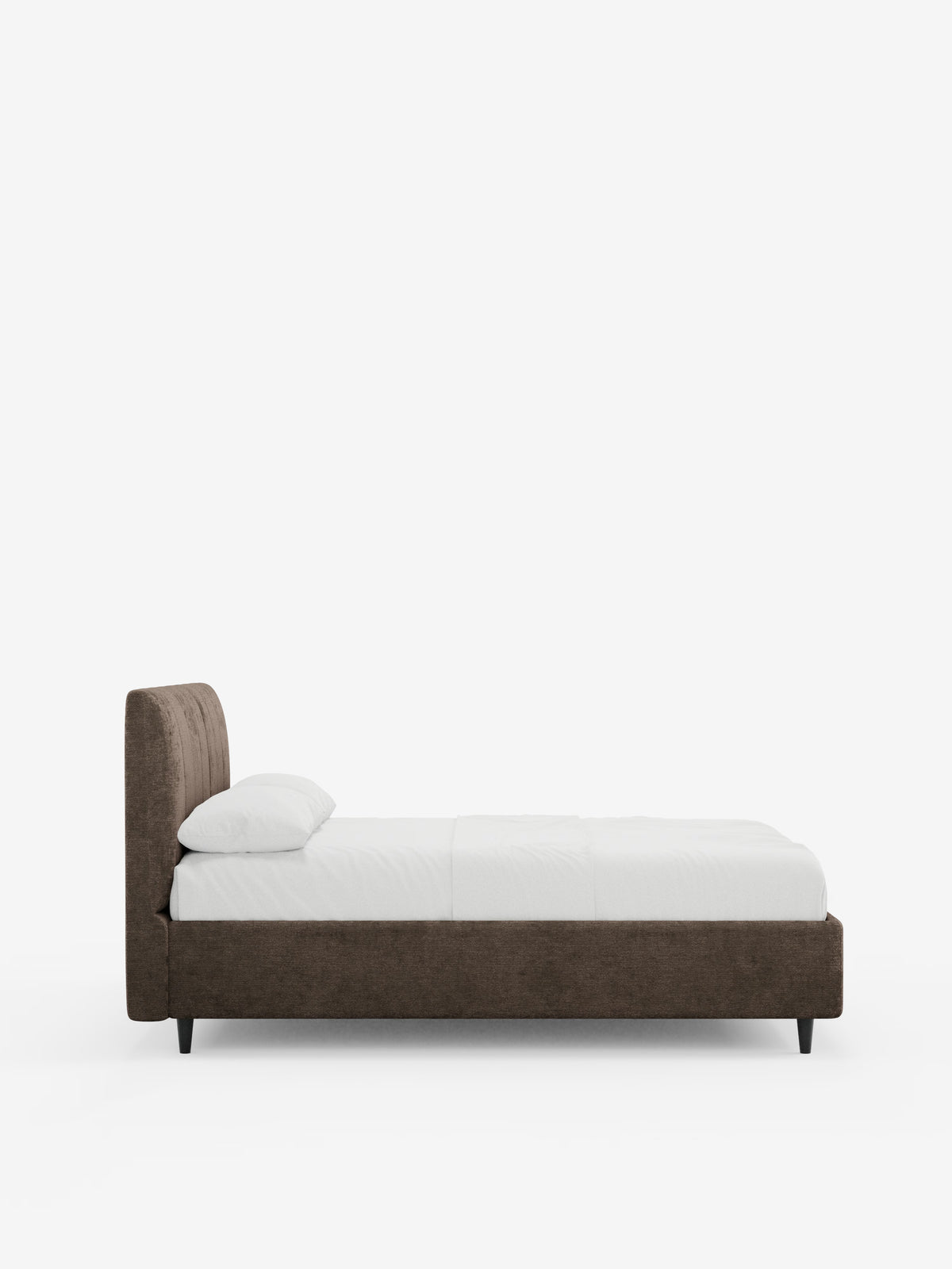 Una vista laterale del letto imbottito ONYX con contenitore e testiera verticale in tessuto certificato Oeko-Tex® di Letti.store, che mette in risalto la struttura imbottita marrone, il cuscino singolo bianco e la biancheria da letto bianca. Il letto presenta una testiera alta e verticale imbottita e gambe nere, il tutto su uno sfondo bianco a tinta unita.