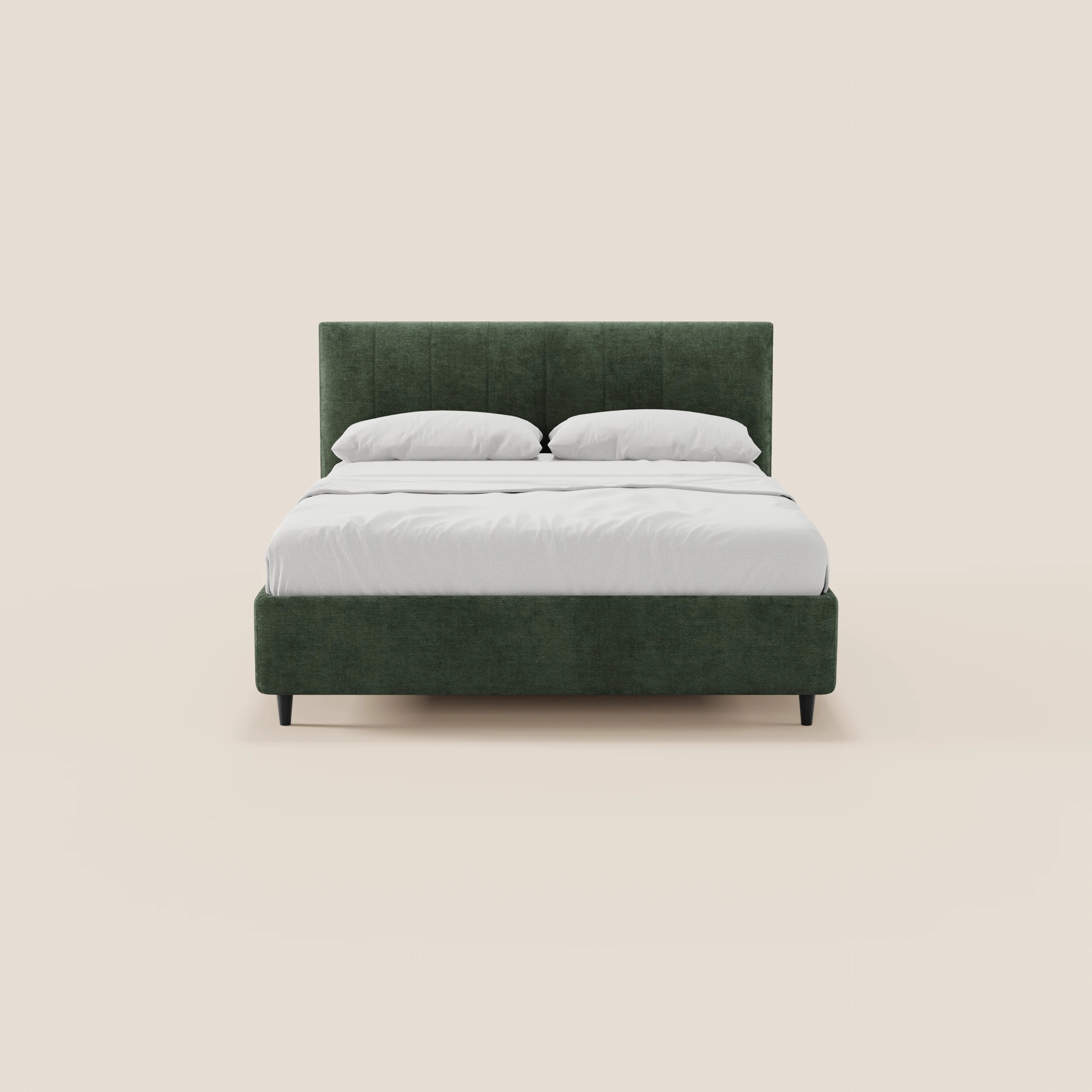 Il letto imbottito con contenitore ONYX di Letti.store è caratterizzato da una testiera alta e verticale rivestita in tessuto certificato Oeko-Tex®. Appoggiato su corte gambe nere e abbinato a lenzuola e cuscini bianchi, spicca in uno spazio minimalista su uno sfondo beige chiaro.