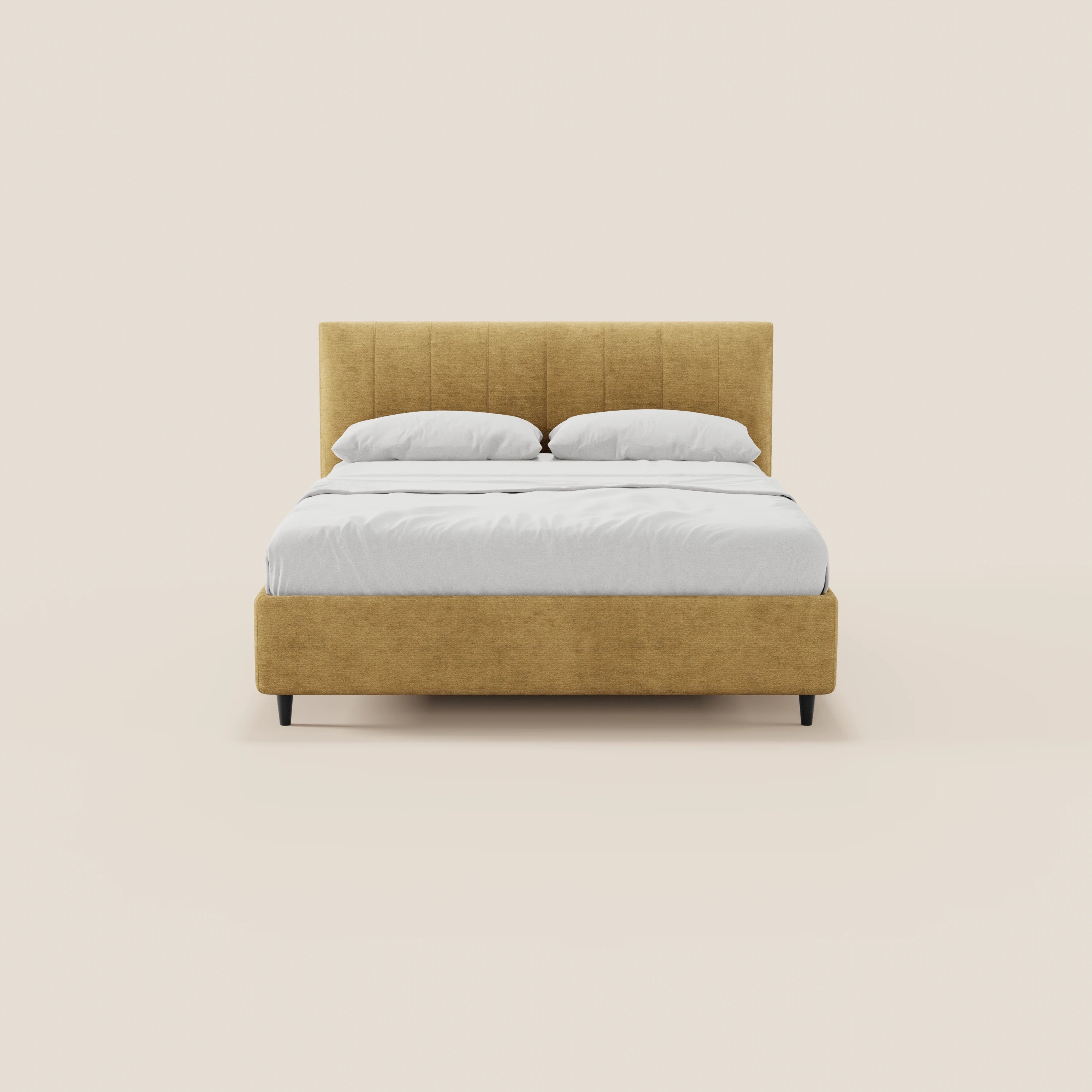 Il letto imbottito ONYX di Letti.store è caratterizzato da un tessuto giallo senape certificato Oeko-Tex®, una testiera verticale, una pediera bassa e gambe corte di colore scuro. Nella foto è raffigurato ben rifatto, con biancheria da letto bianca e due cuscini su uno sfondo beige chiaro.