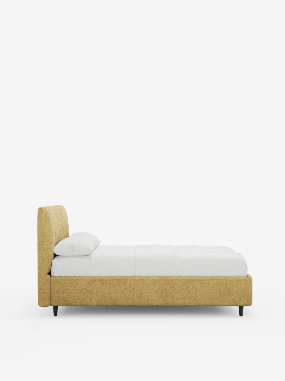 Una vista laterale del letto imbottito ONYX con contenitore e testiera verticale in tessuto certificato Oeko-Tex® di Letti.store, caratterizzato da una struttura imbottita color giallo senape con testiera imbottita a pannelli verticali. Il letto è abbinato a biancheria da letto bianca e a un unico cuscino, su uno sfondo bianco a tinta unita. Poggia su gambe nere corte e presenta un design minimalista.