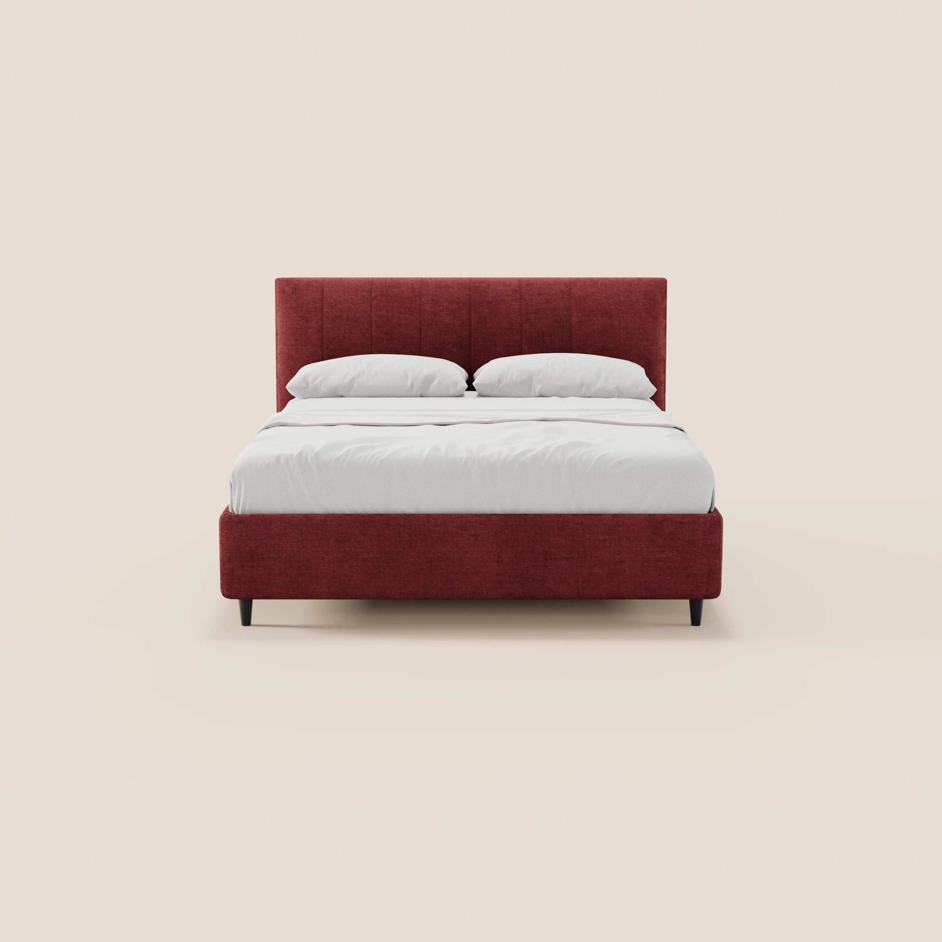 Il letto imbottito ONYX di Letti.store presenta una testiera in tessuto rosso intenso certificato Oeko-Tex®, sottili gambe nere, cuscini bianchi e una coperta bianca ben rifinita; il suo design minimalista risalta su uno sfondo chiaro.