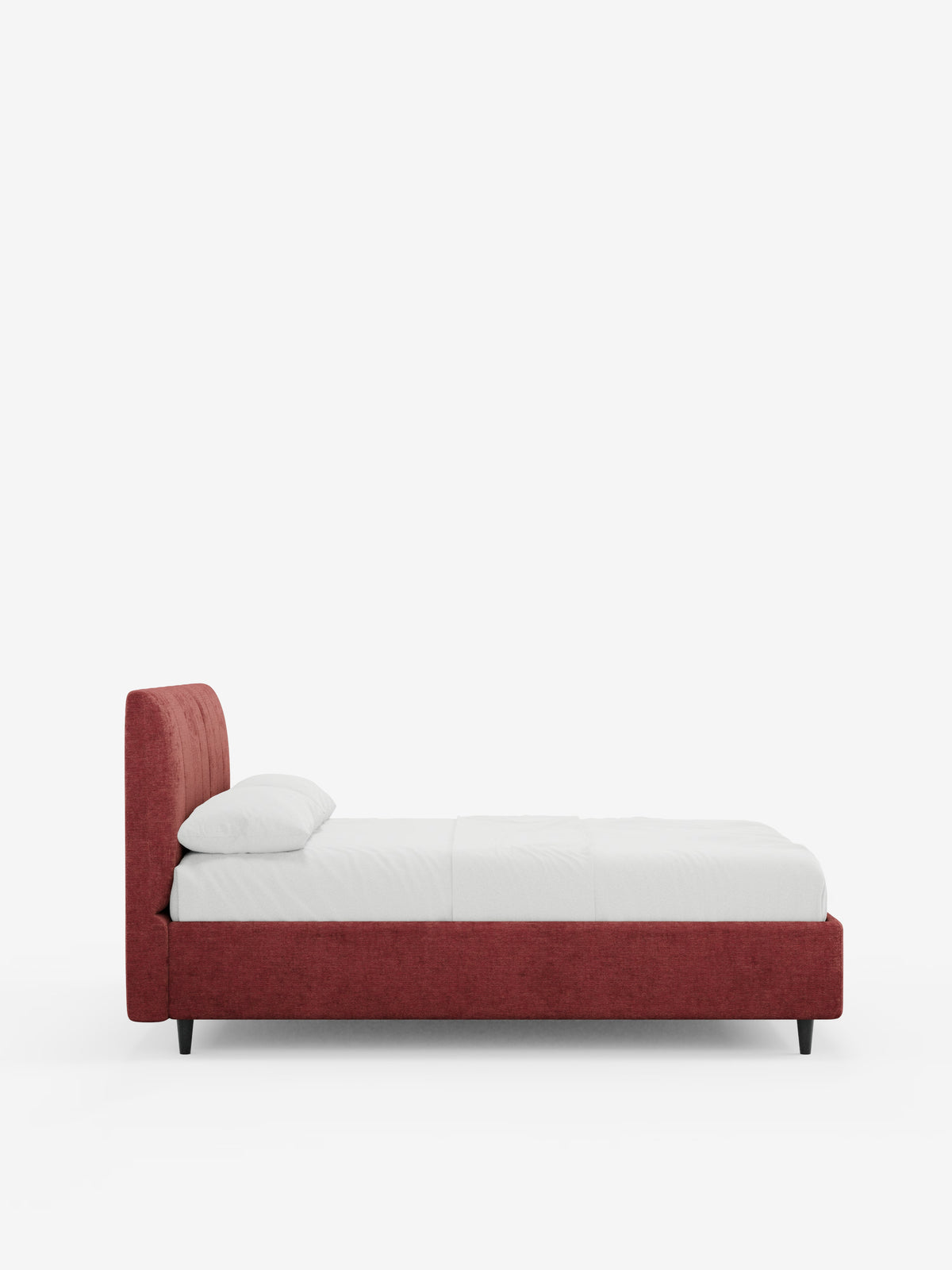 Una vista laterale del letto imbottito ONYX con contenitore e testiera verticale in tessuto certificato Oeko-Tex® di Letti.store, caratterizzato da una moderna struttura imbottita rossa e da una testiera imbottita, biancheria da letto bianca con un cuscino disposto con cura e gambe corte nere. Questo letto contemporaneo si staglia su uno sfondo bianco a tinta unita, creando un look pulito e minimalista.