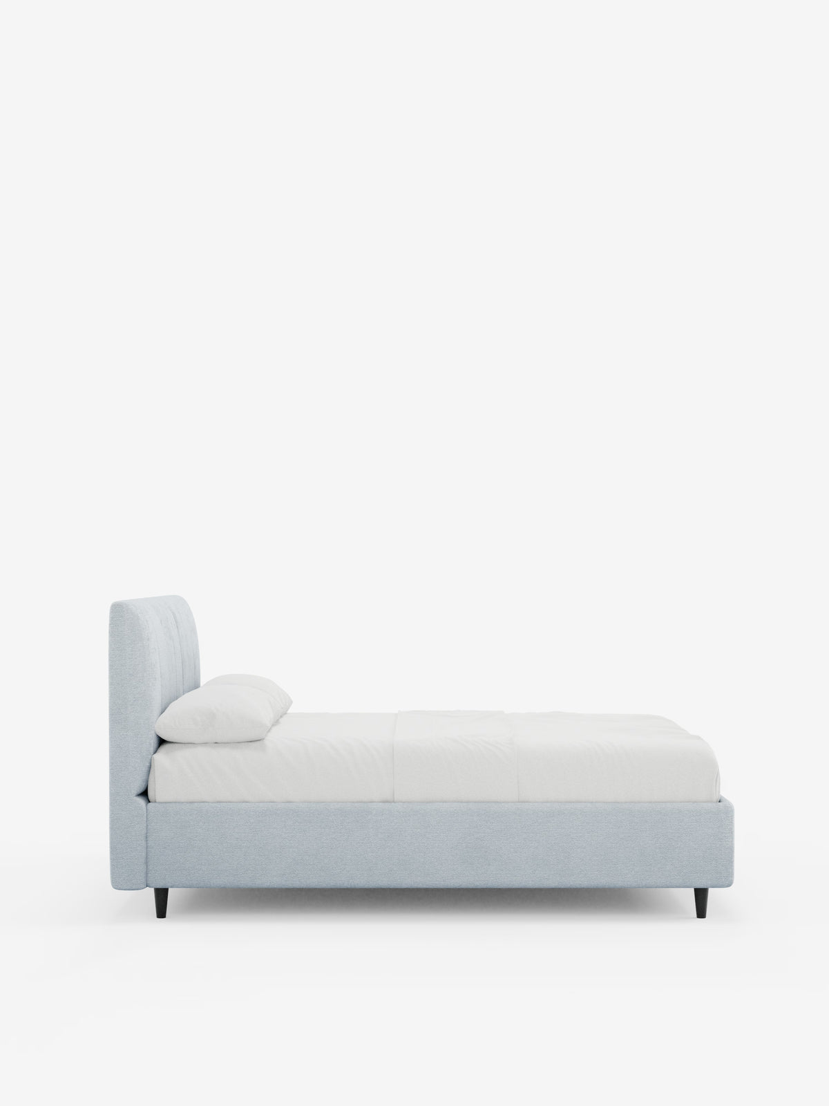 Il letto imbottito ONYX con contenitore e testiera verticale in tessuto certificato Oeko-Tex® di Letti.store presenta un design minimalista in grigio chiaro con una testiera imbottita a pannelli verticali. È abbinato a biancheria da letto bianca e a un unico cuscino bianco, e poggia su gambe nere corte e angolate. Il profilo laterale risalta su uno sfondo bianco a tinta unita.